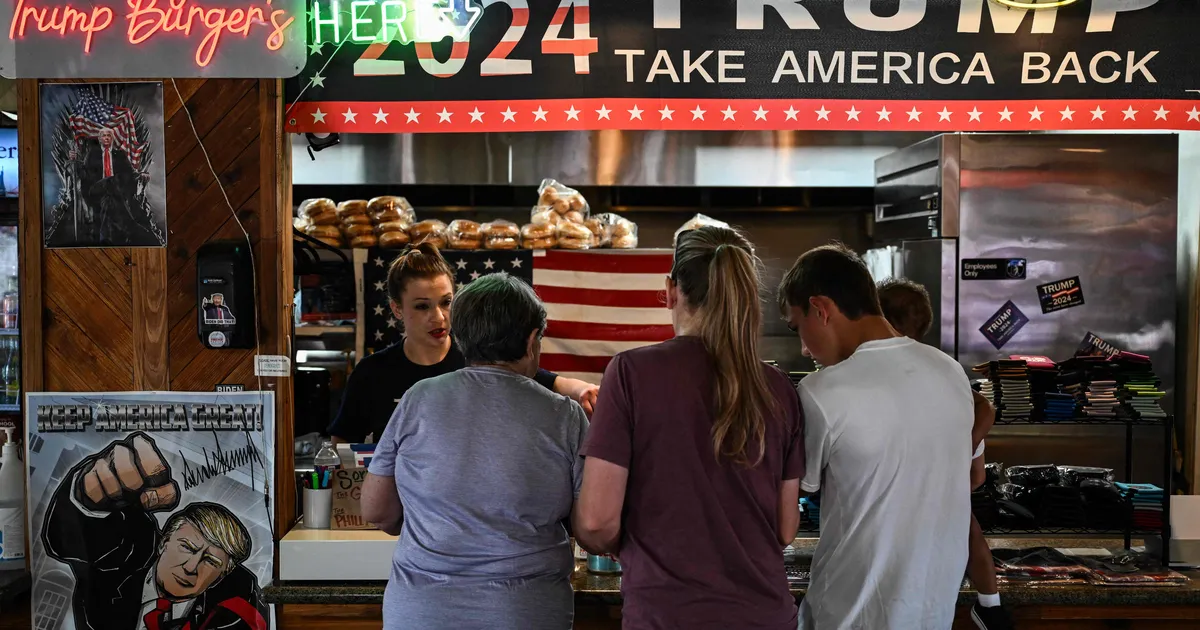 Kuidas tähistatakse Trumpi ametiaja esimest 100 päeva Texase burgerirestoranis?