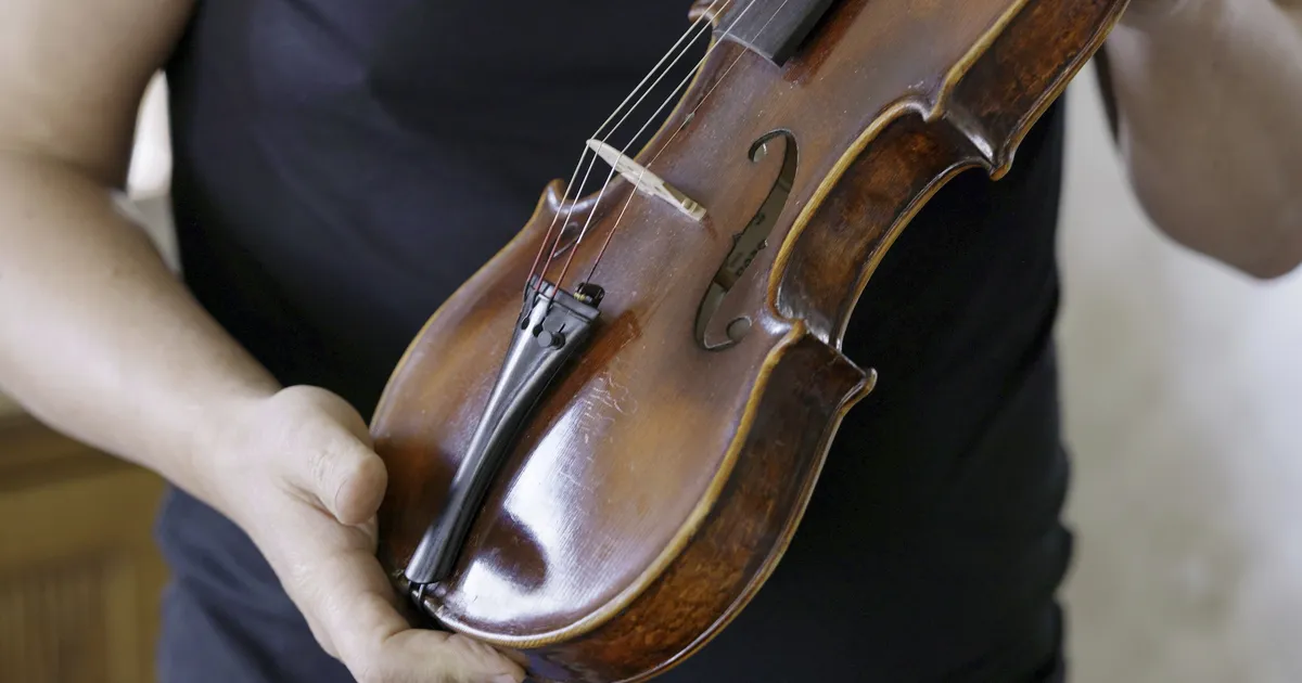 LOOTUSE VIIUL ⟩ Koonduslaagris ehitatud instrumendi seest leiti 80 aastat peidus olnud sõnum