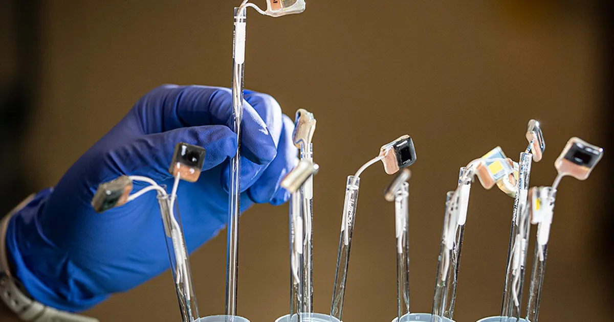 Energiarevolutsioon? Kunstleheke neelab õhust süsinikku ja tilgutab päikese toel välja puhast kütust