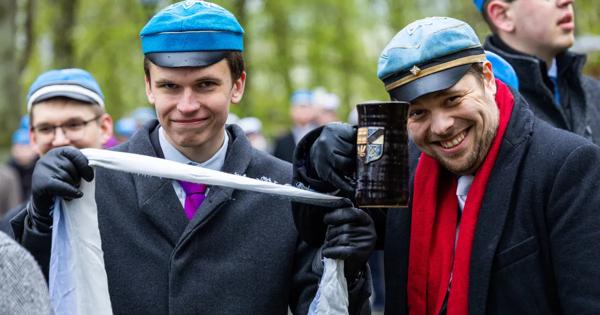 SUUR GALERII ⟩ Volbripidustused koguvad tuure! Võim läks linnas korporantide kätte