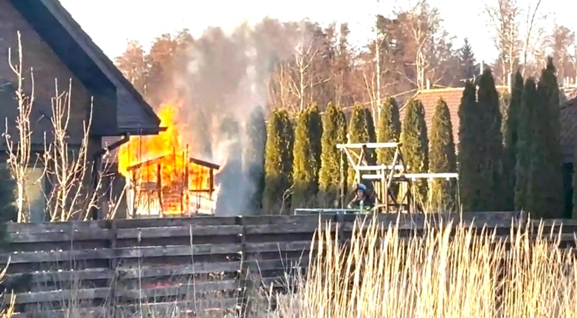 VIDEO | Viimsis lahvatas erahoovis põlema laste mängumaja