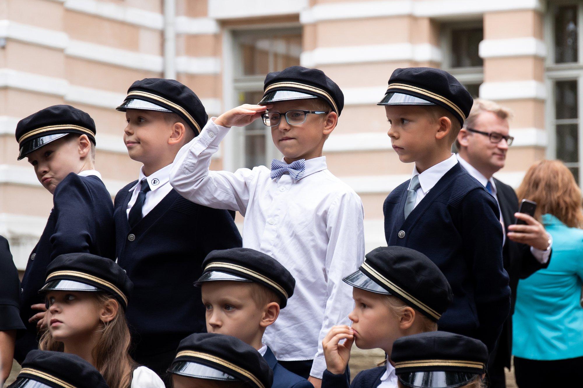 Riik nihutab koolipäeva alguse tunni võrra edasi