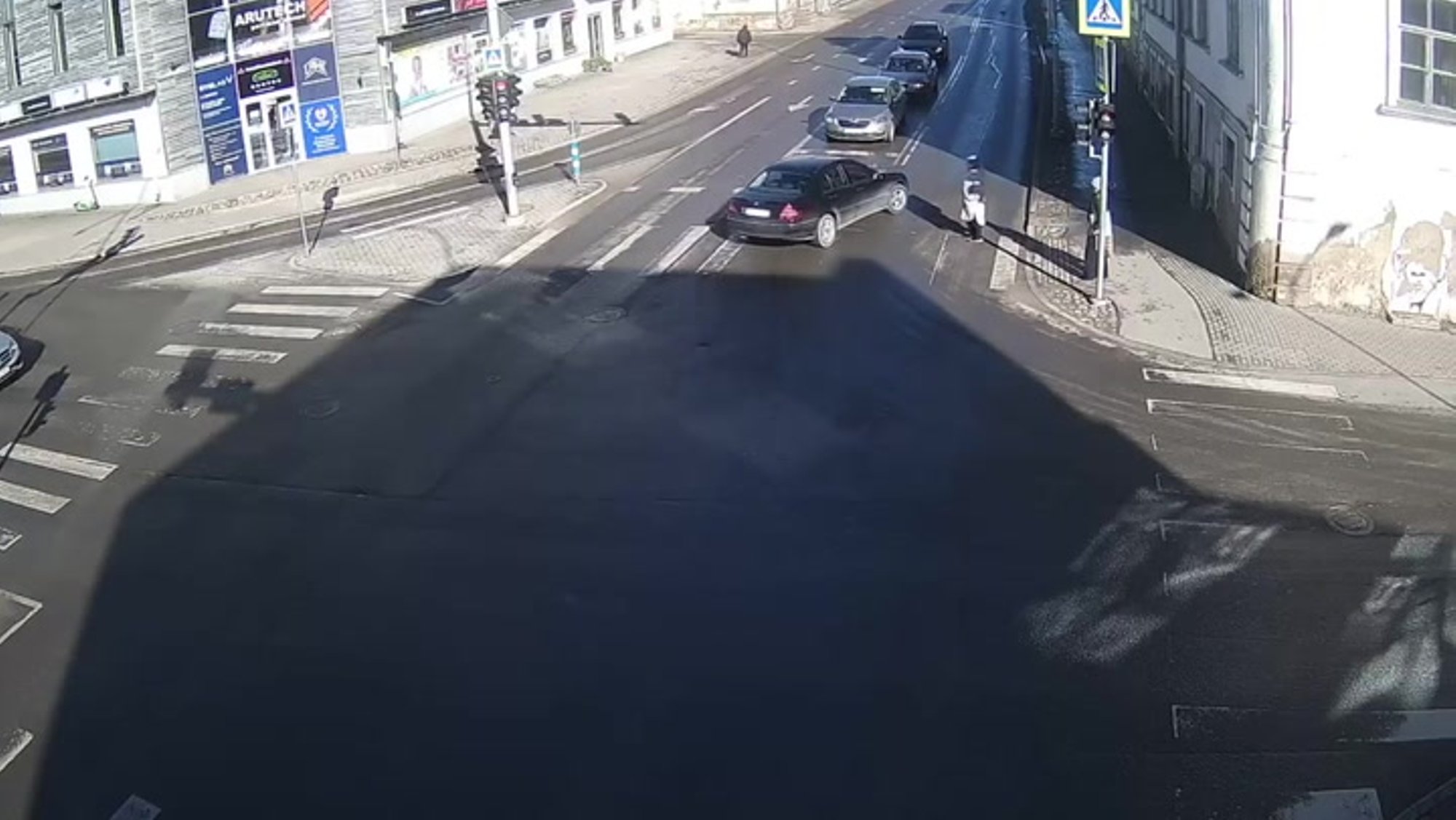 VIDEO | Õnnesärgis sündinud! Viljandi jalakäija pääses napilt driftiva Mercedese eest