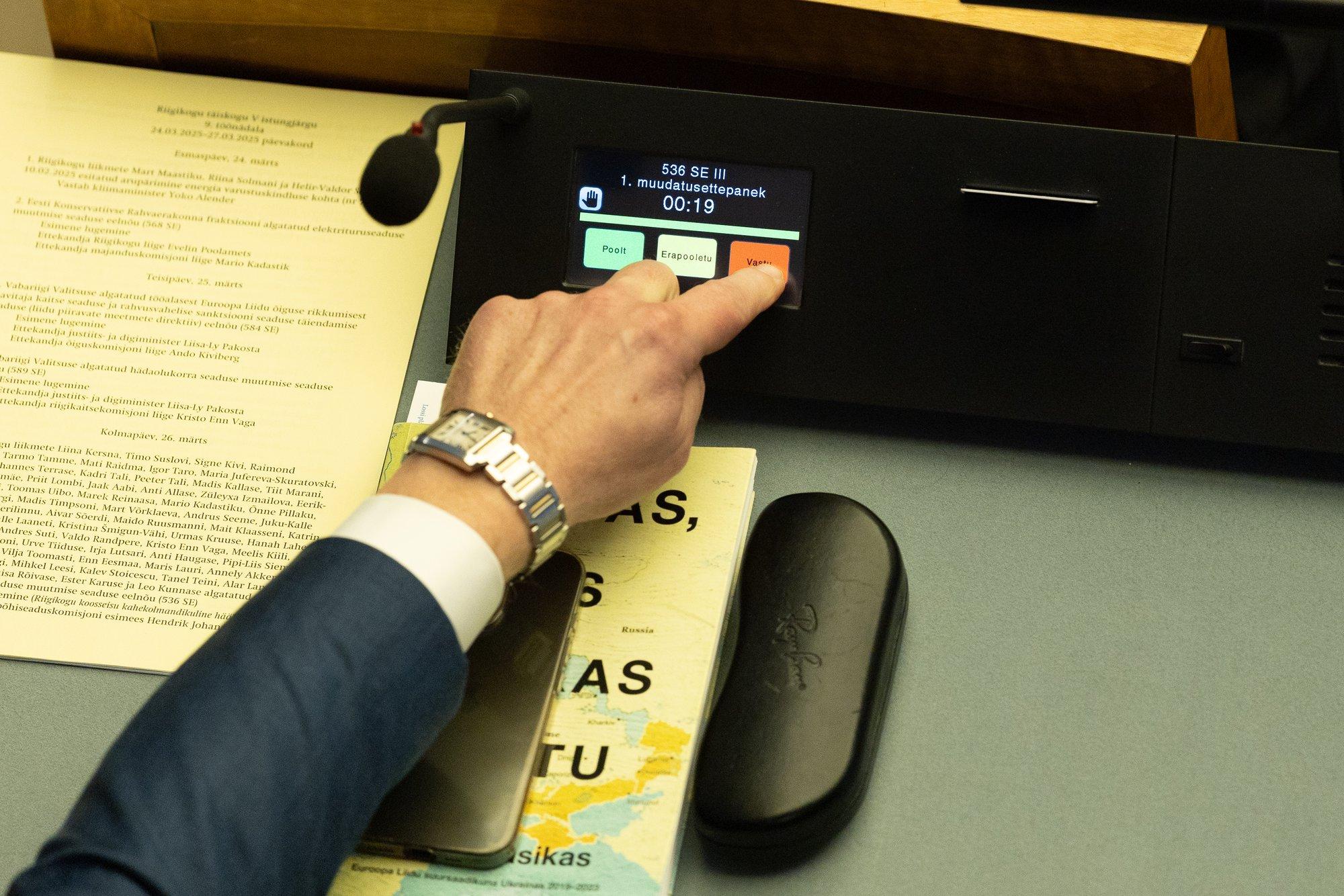 Lauri Laats: Eesti keeras põhiseadust muutes liitlastele tagumiku