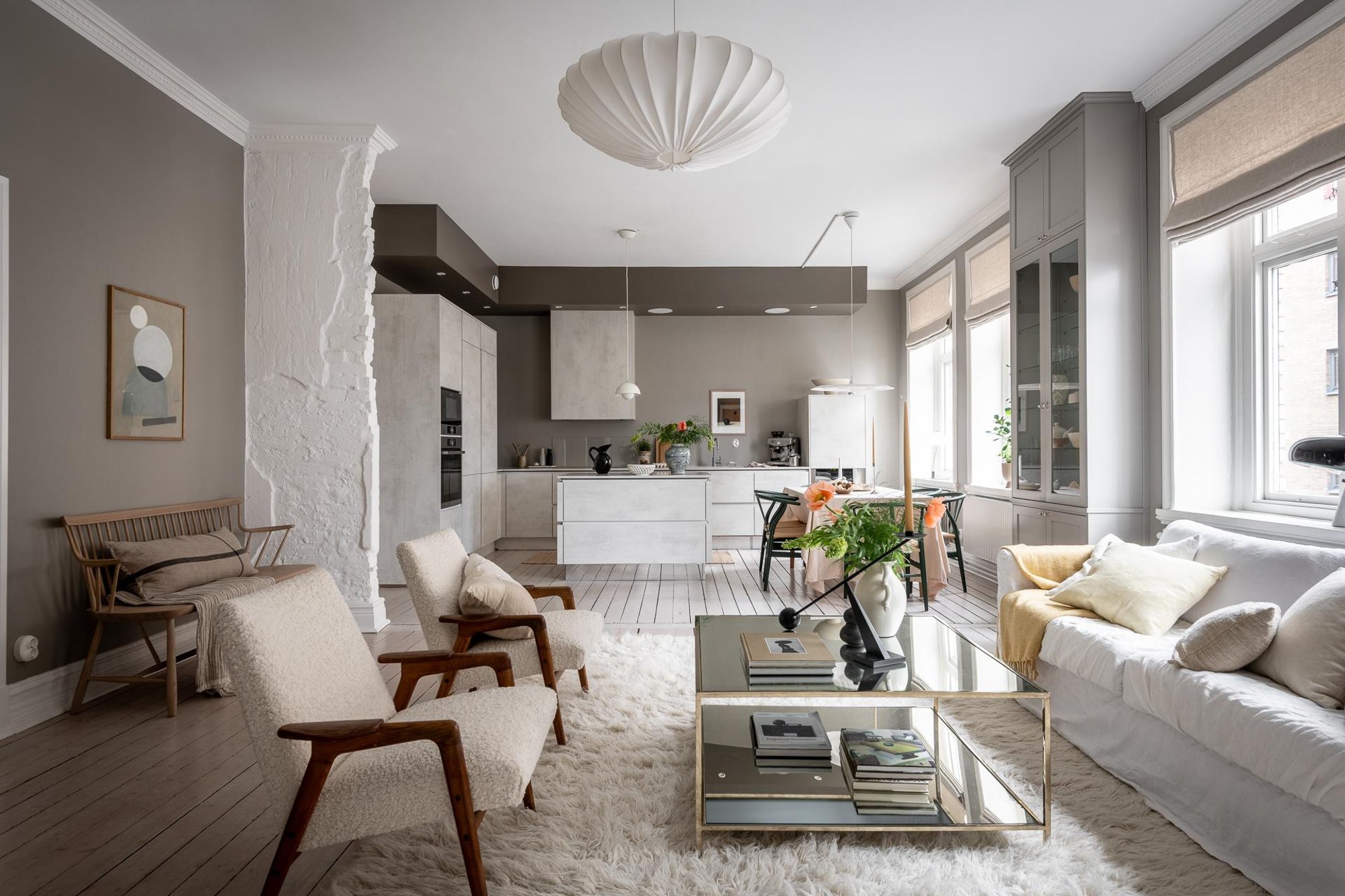 FOTOD | Maalähedastes toonides moodne kodu, mis on sisse seatud saja aasta vanusesse majja