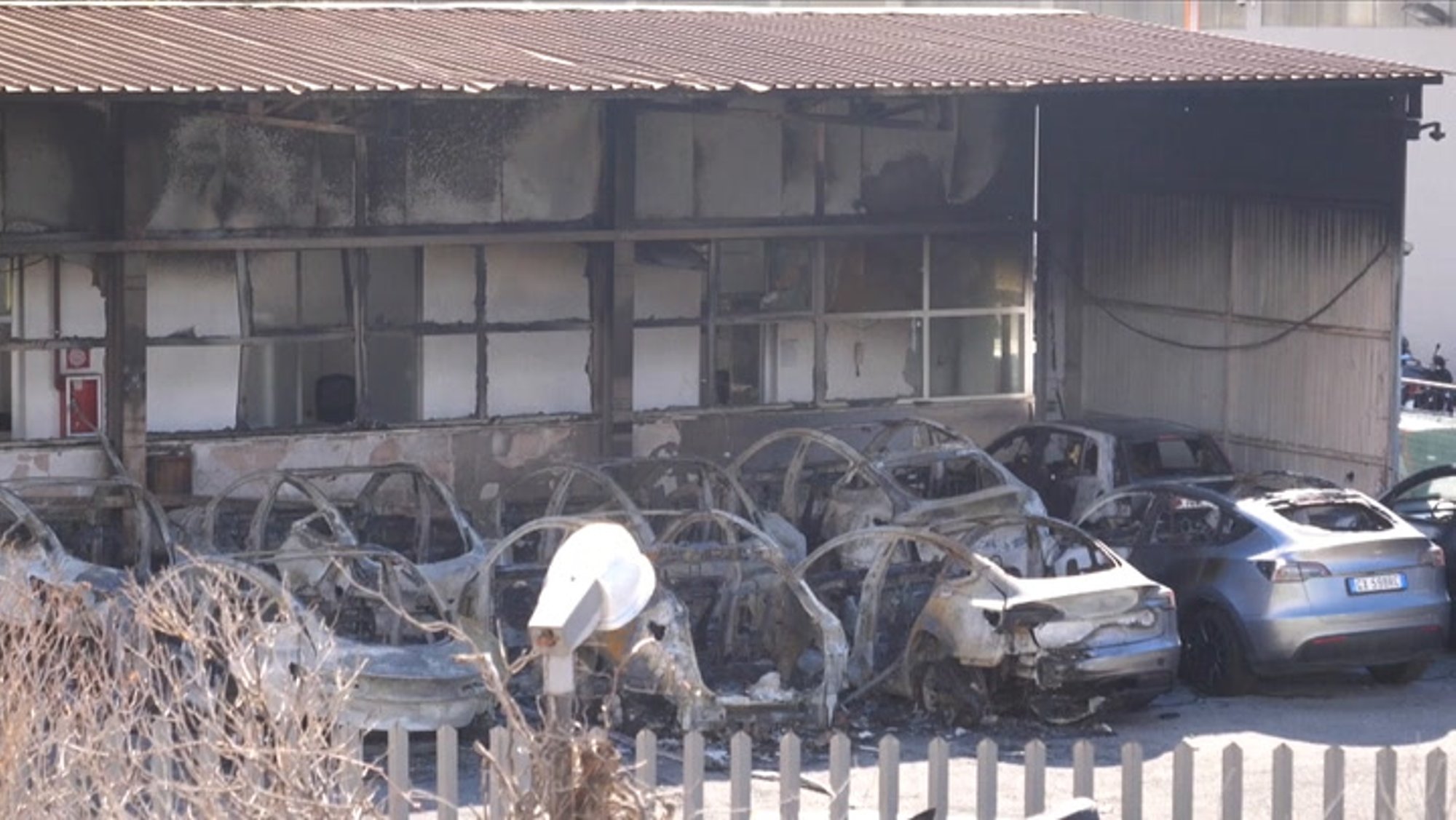 VIDEO | Karma või vandalism? Rooma lähedal hävis esinduse põlengus 17 Teslat