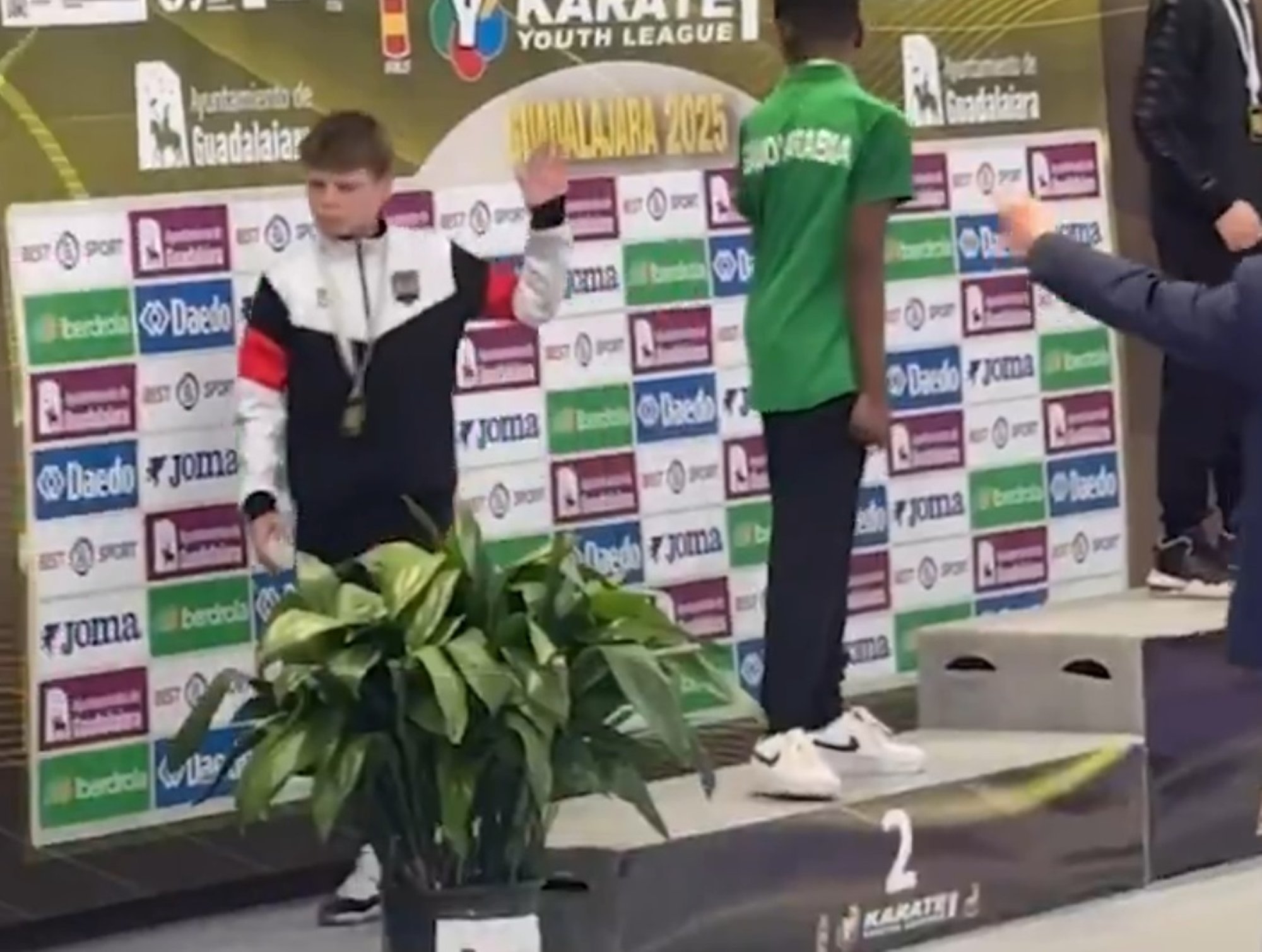 VIDEO | Noor eeskuju. 13-aastane ukrainlasest karateka polnud nõus venelasega poodiumil poseerima