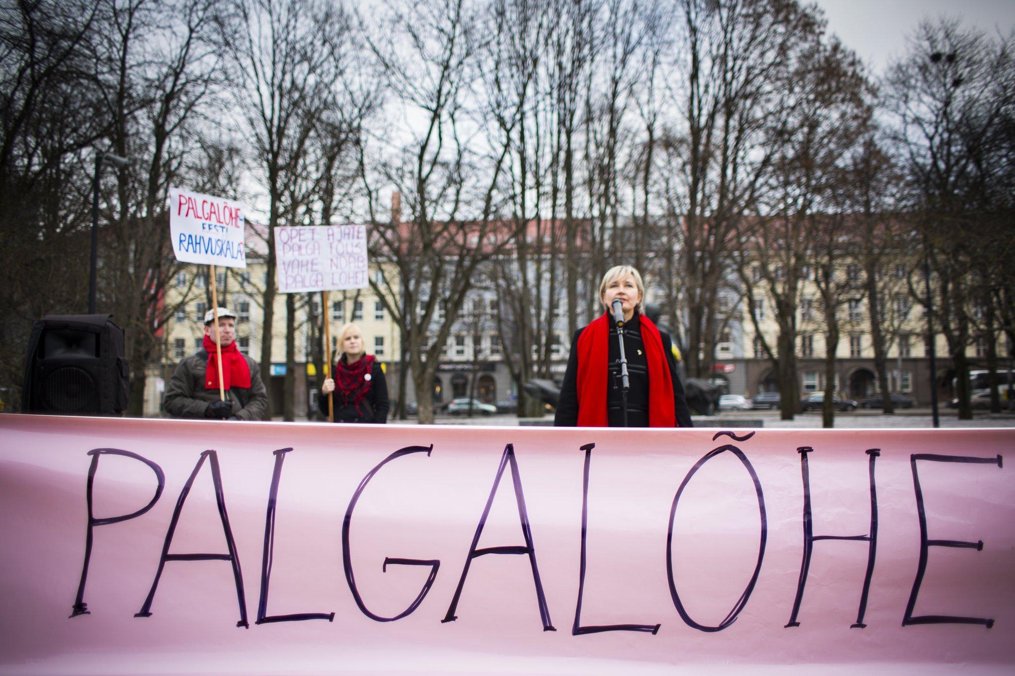 Palgalõhe: kuigi naiste seas on rohkem kõrgharituid, teenivad mehed 300 eurot rohkem