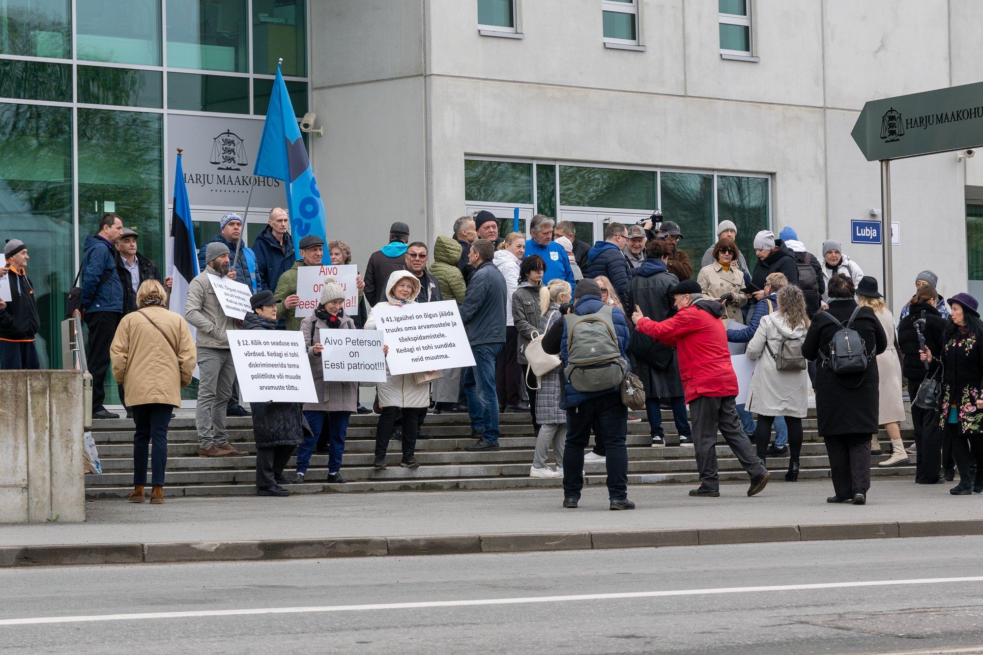 VIDEO JA FOTOD | „Ongi kõik või?“ Aivo Petersoni kohtusse toetama tulnud KOOSi liikmed pettusid, kuna istung lükkus edasi