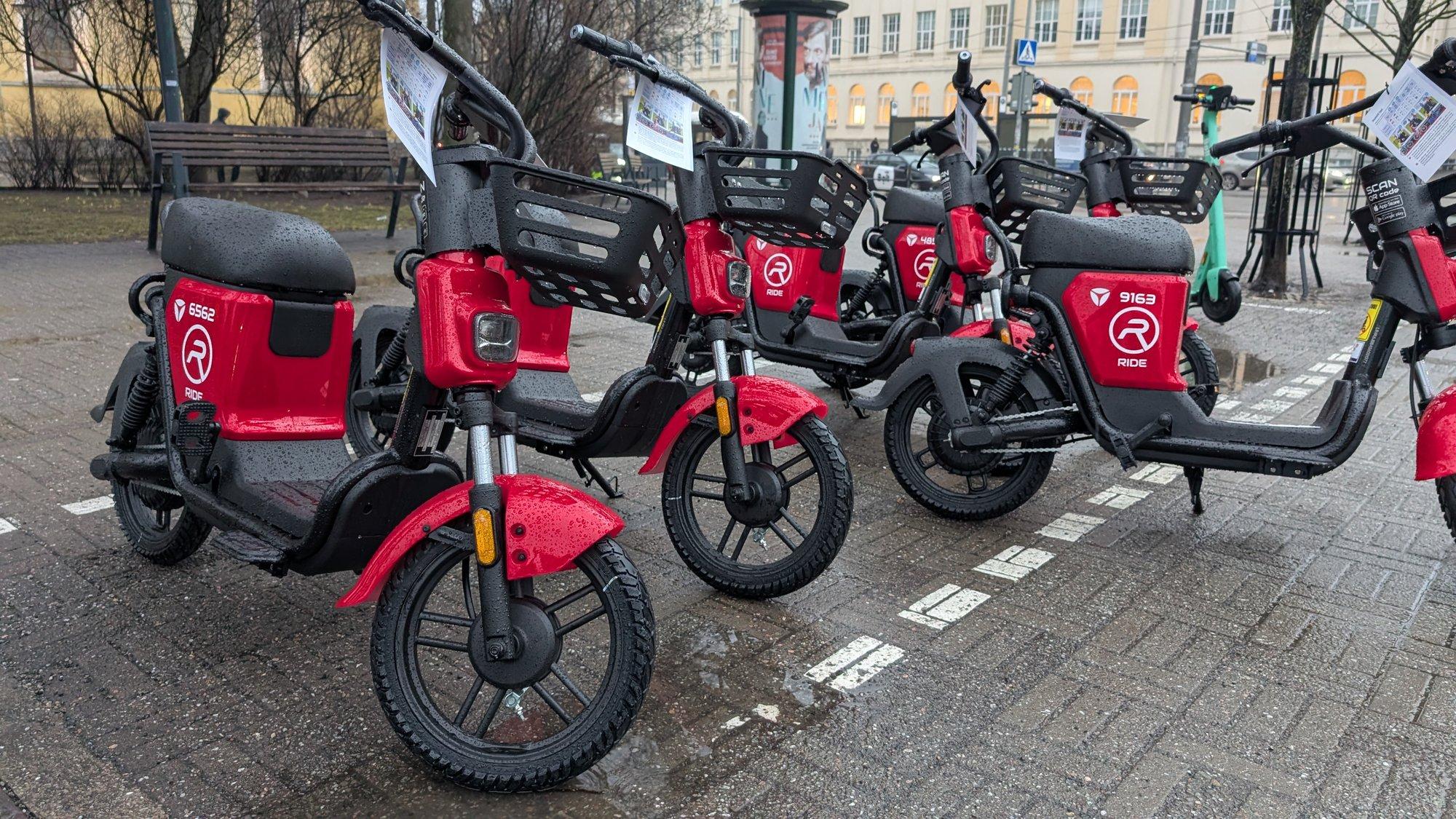Kaks teismelist hukkusid Riias rendimopeediga rongi ette sõites. Linnapea: seaduseauk võimaldas lastel sõidukit kasutada