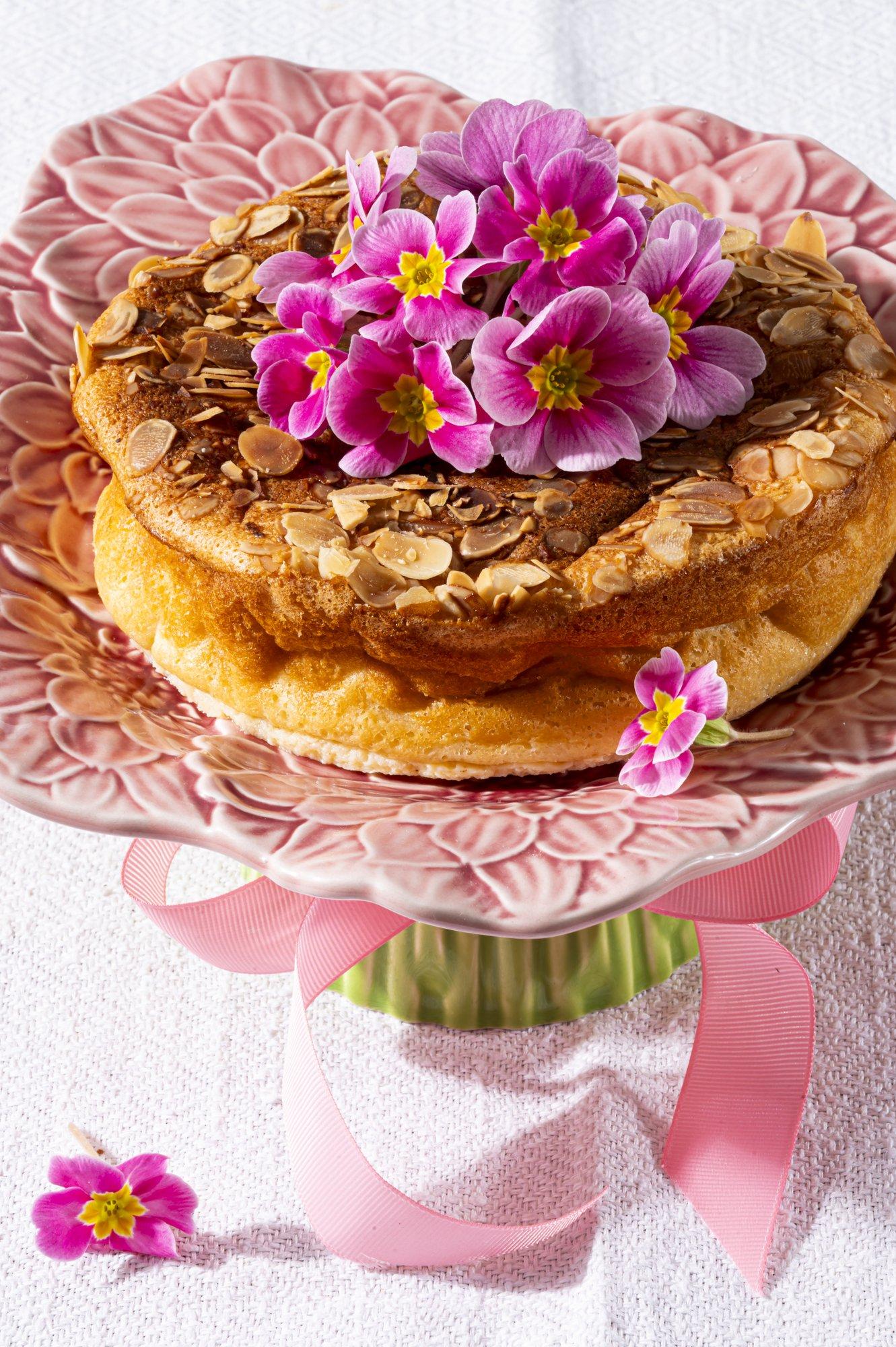 Nädalavahetuse alguseks kooki ka! Üliõrna tekstuuriga kohev jahuta jogurtikook kergeks magusaks ampsuks