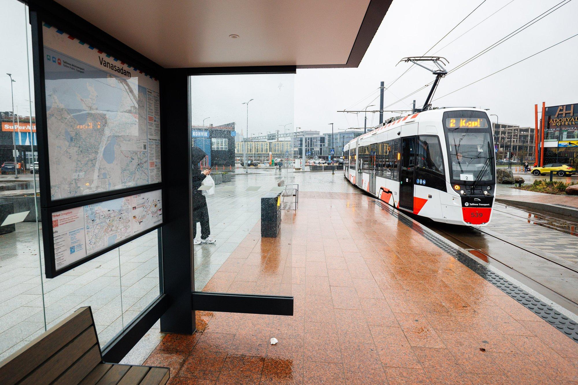 FOTOD | Vanasadama trammipeatusesse paigaldati viimaks teeviidad