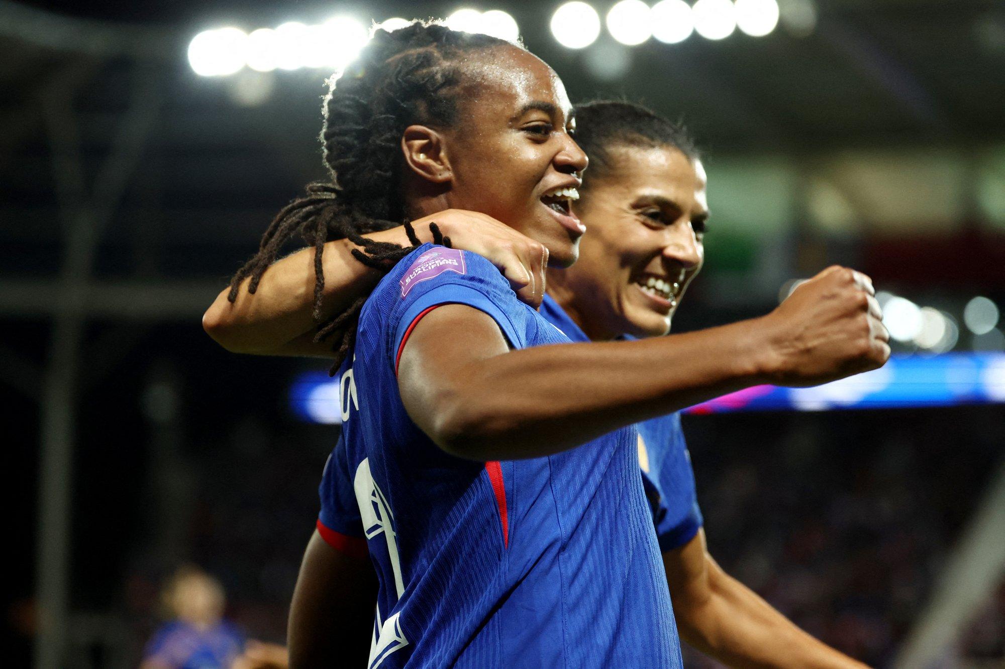 Arstiks riietunud 58-aastane mees üritas varastada jalgpallinaiskonna mängijate musta aluspesu