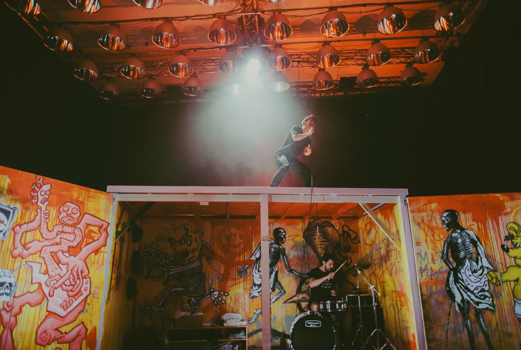 Tartu Uue Teatri „HYMN“ annab arvude keeles teada, et noortega pole lood hästi