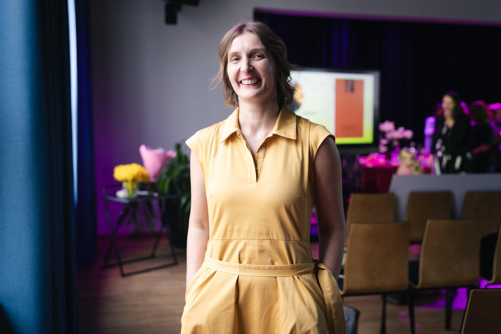 Esimene Eesti Naiskirjanduse auhinna laureaat Carolina Pihelgas: nüüd on naiste kord särada!