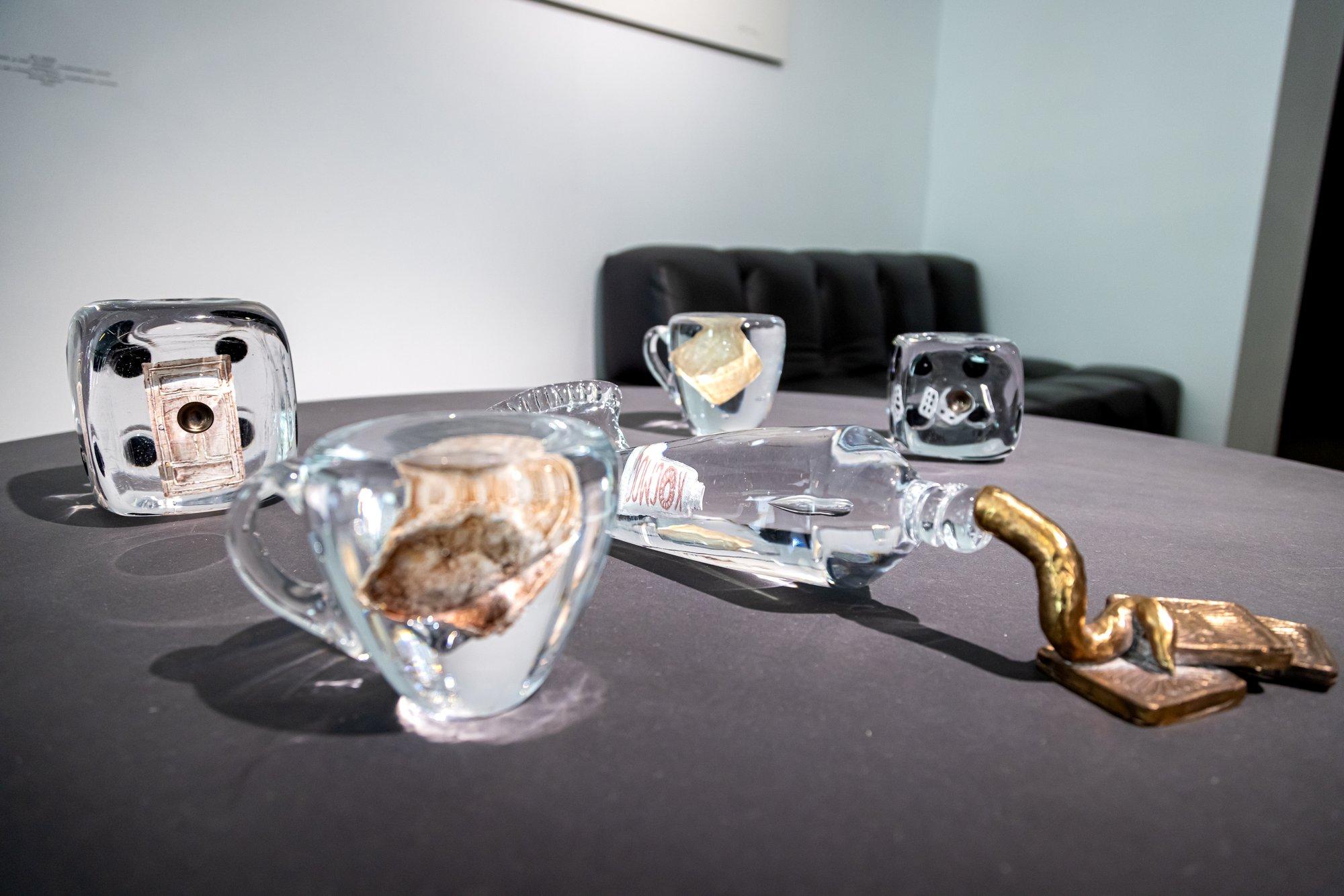 FOTOD | Graafika klaasis ja klaas graafikas. Pärnu Uue Kunsti muuseumi näitusel kohtuvad kaks kunstiliiki