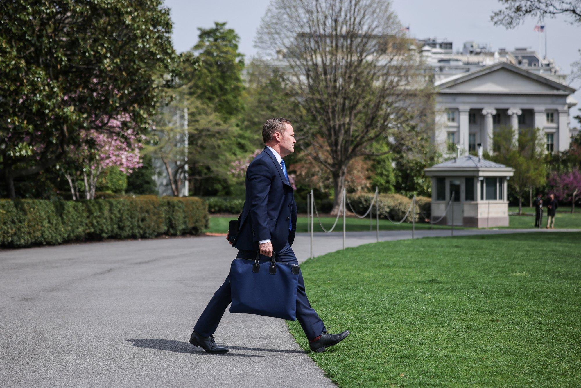 Avadati ametlik põhjus, miks ajakirjanik Valge Maja salavestlusele pääses. Selgitus on pikk ja segane