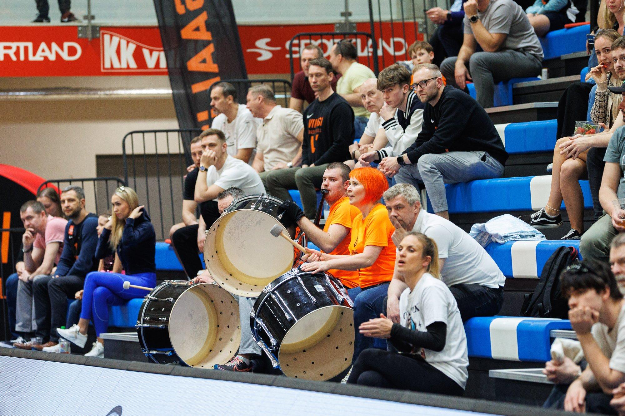 MÄNGU HETK | Eesti korvpallifänn saatis palli korvi poolelt väljakult