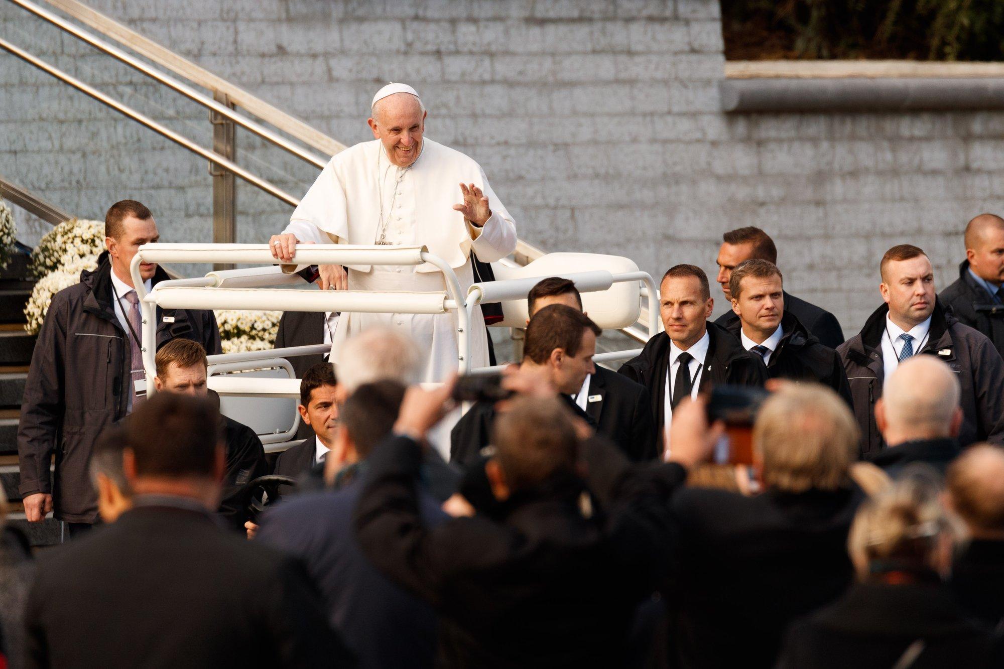 Paavst Franciscus. Üllas ja tagasihoidlik mees, kes murdis rahalise traditsiooni