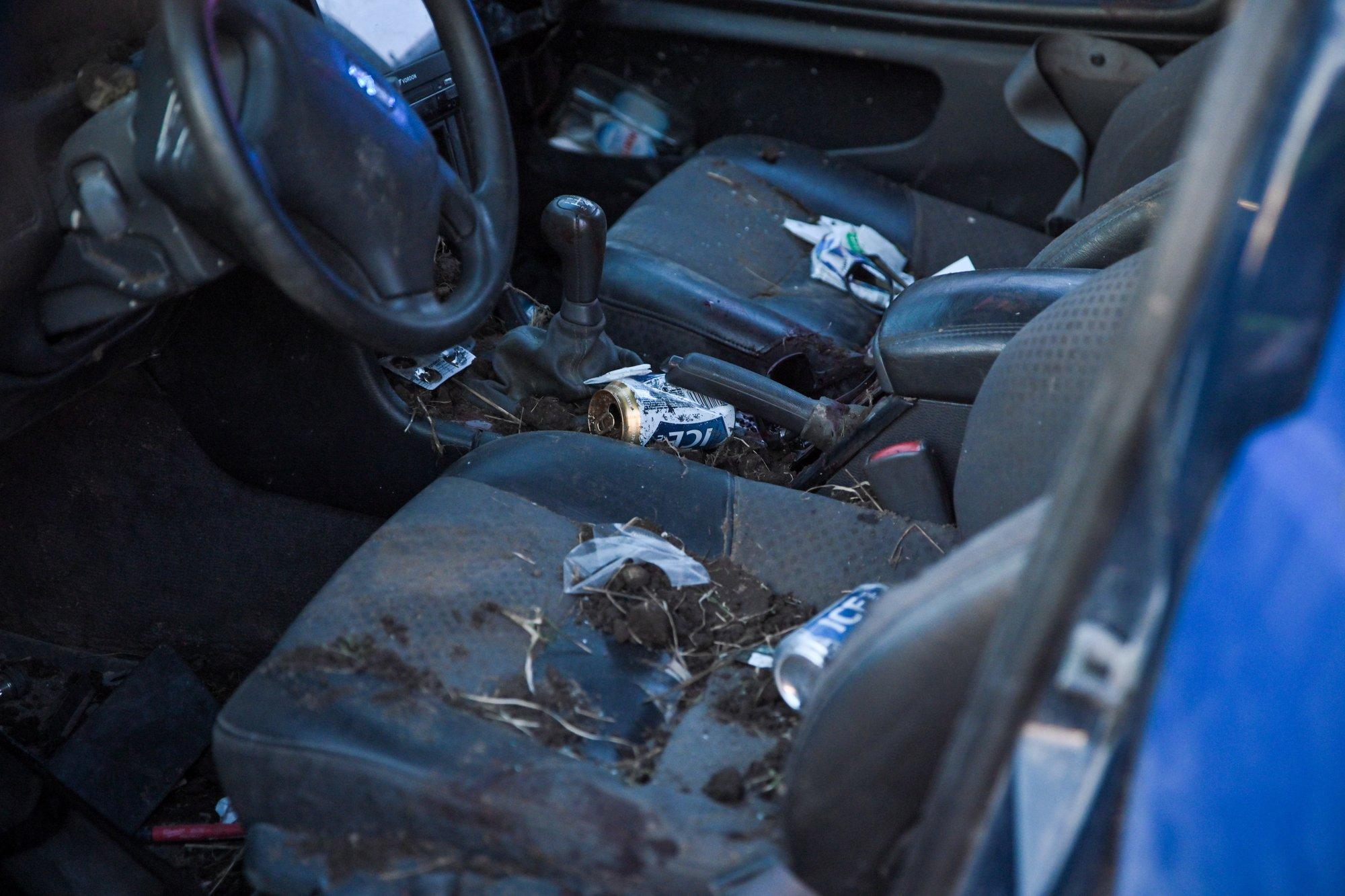 VIDEO ja FOTOD | Põltsamaa vallas sõitis auto teelt välja. Volvos viibinud inimesed olid kõik joobes