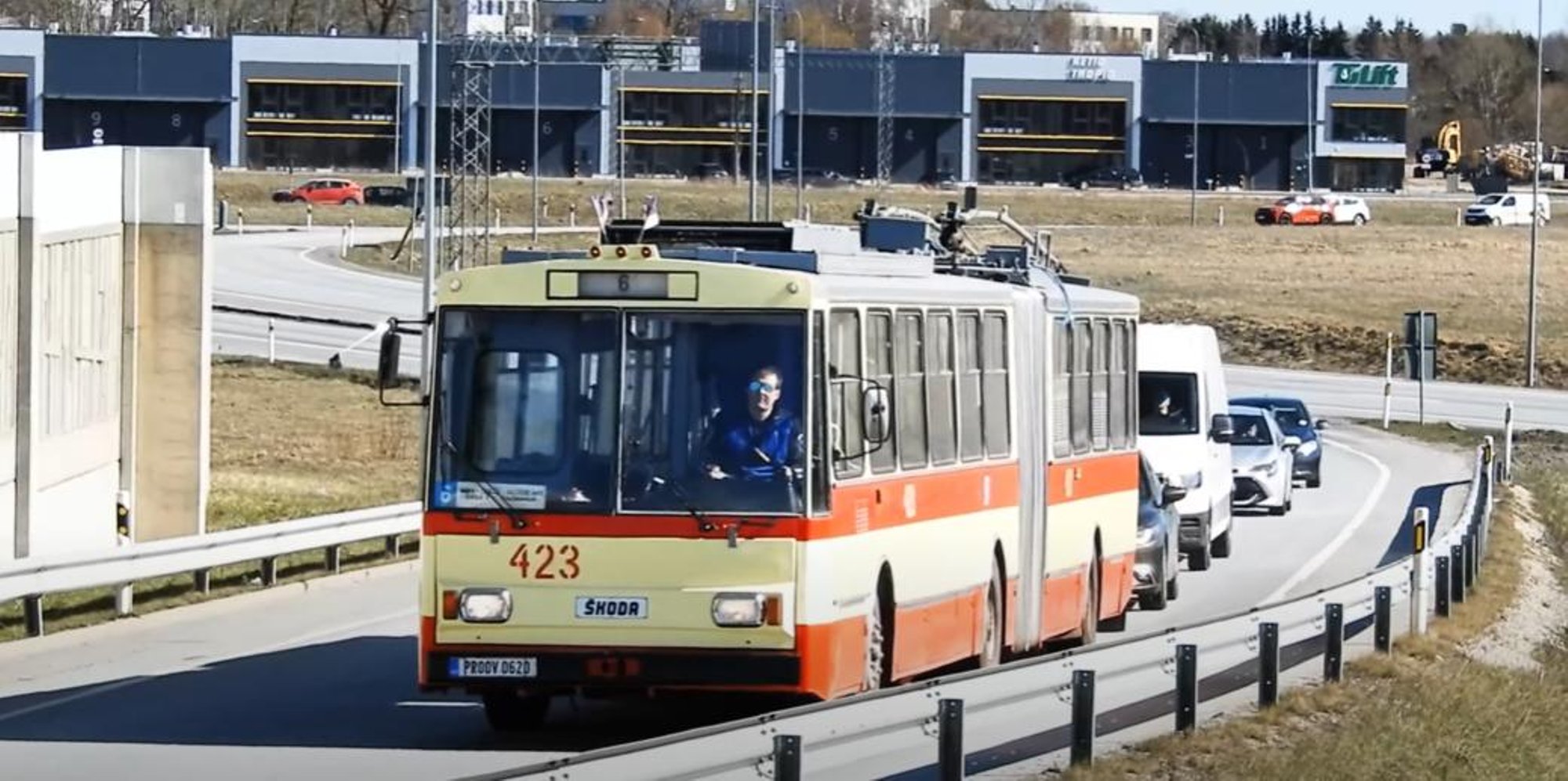 Trolli ümber ehitanud mees leidis kavala nipi liiklusse naasmiseks. Transpordiamet: nii saab sõita vaid piiratud ulatuses