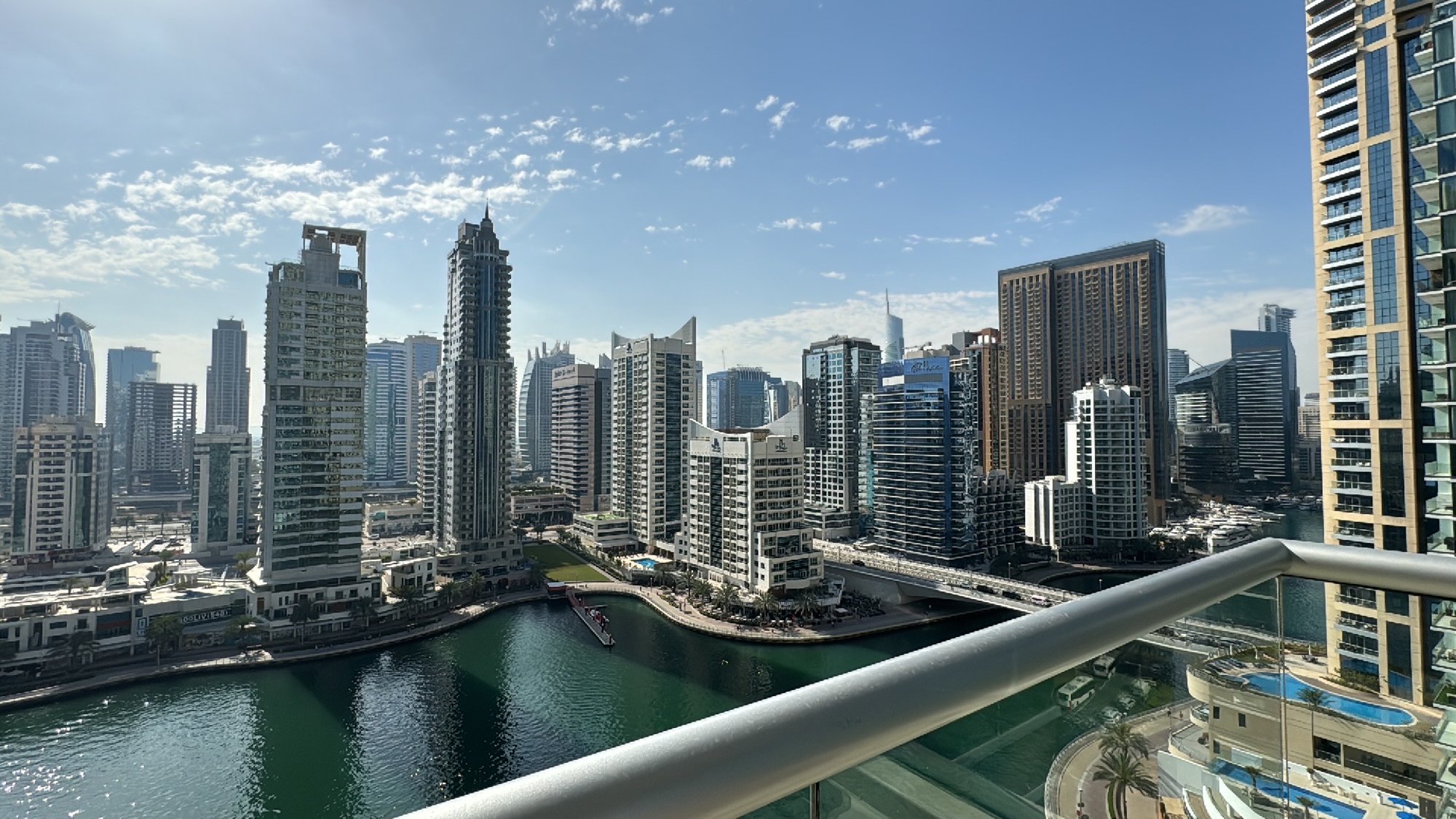 Hispaania kaks konkurenti. Eestlased ostavad ja müüvad kinnisvara Balil ning Dubais