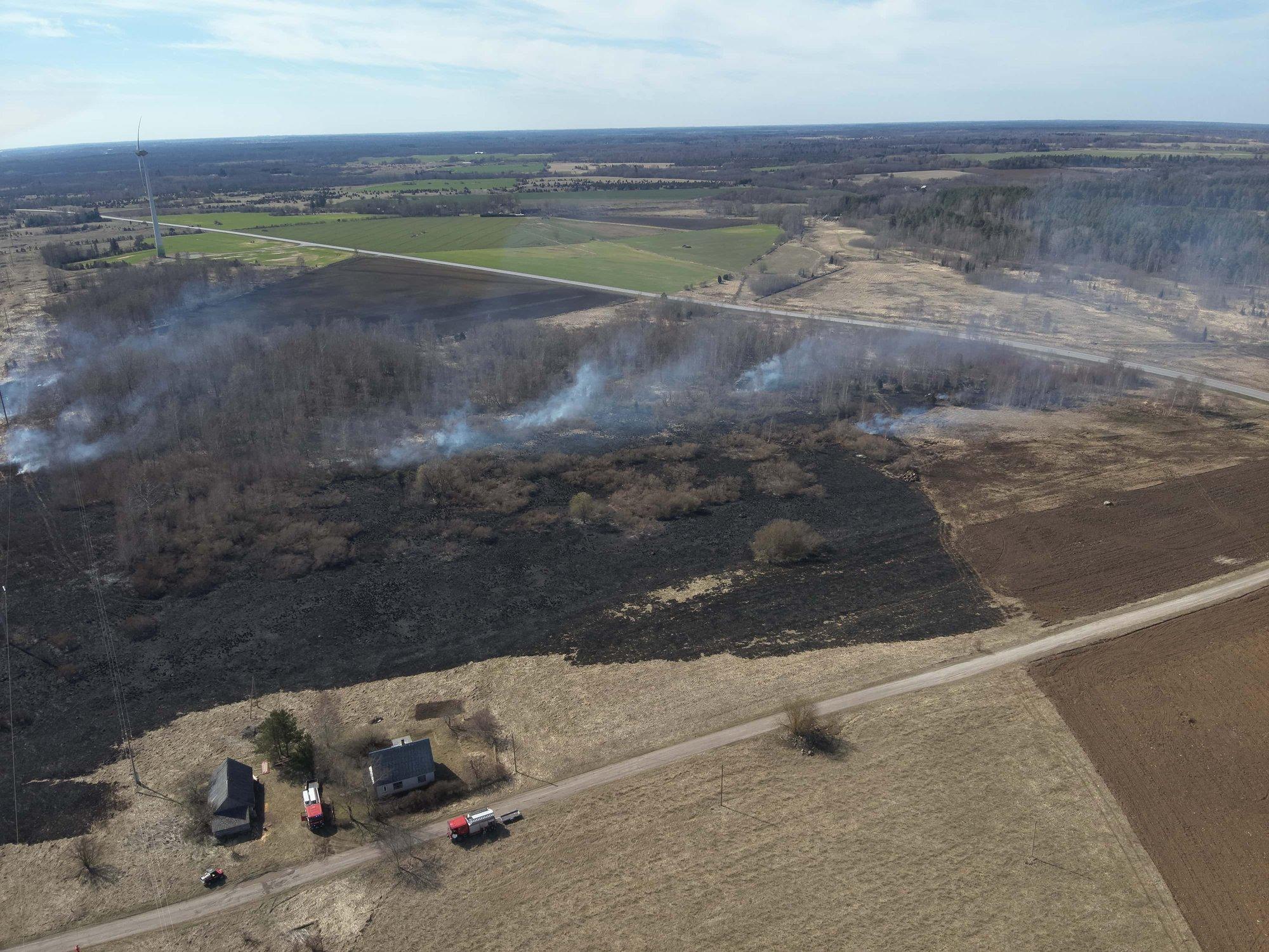 FOTOD | Kaks talu pääsesid napilt tuleroaks saamisest, päästja sai põletushaavu