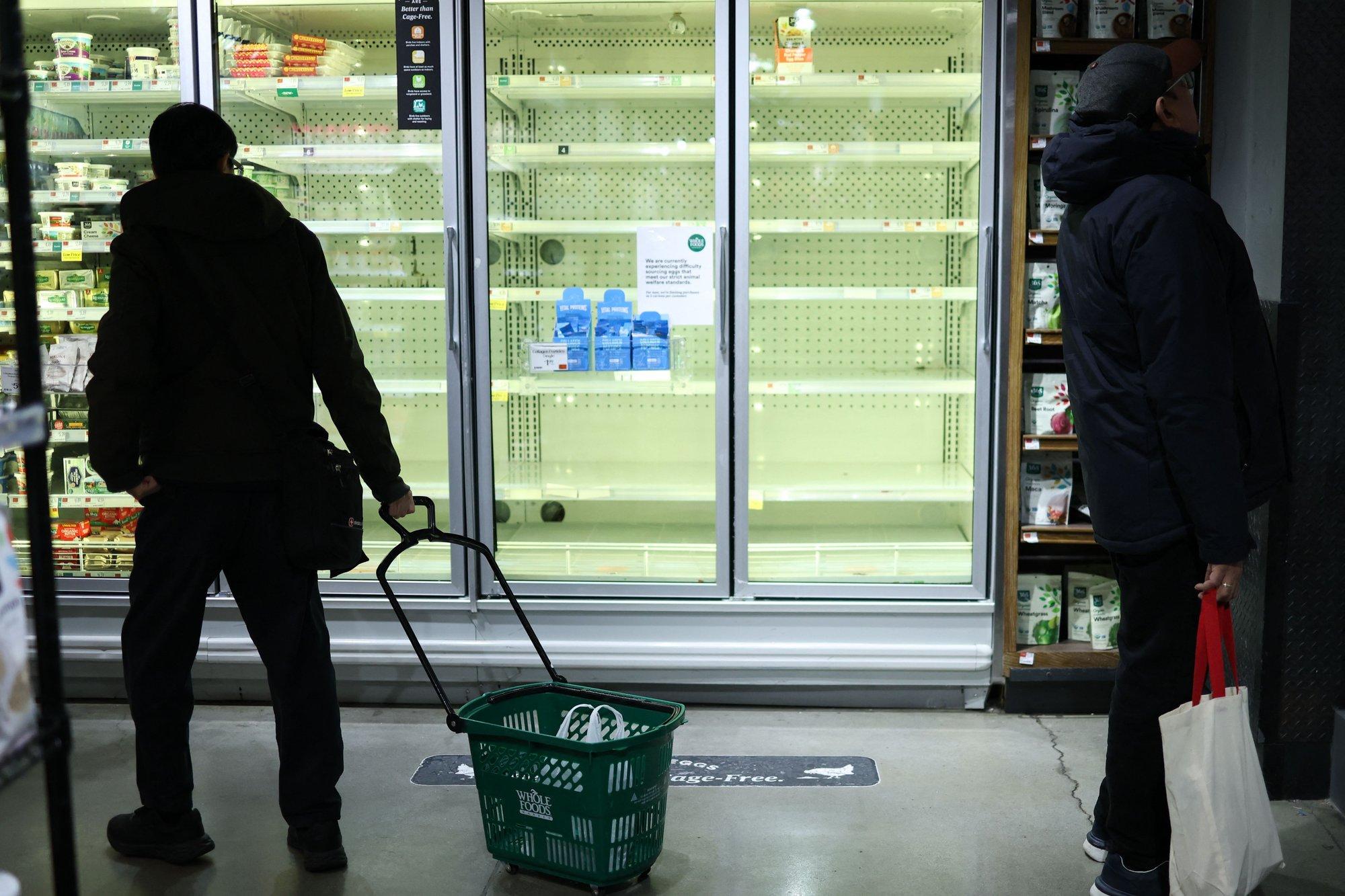 Nagu koroonapandeemia aegadel. Hinnatõusu kartes kogutakse New Yorgis veepudeleid, jahu ja salvrätikuid