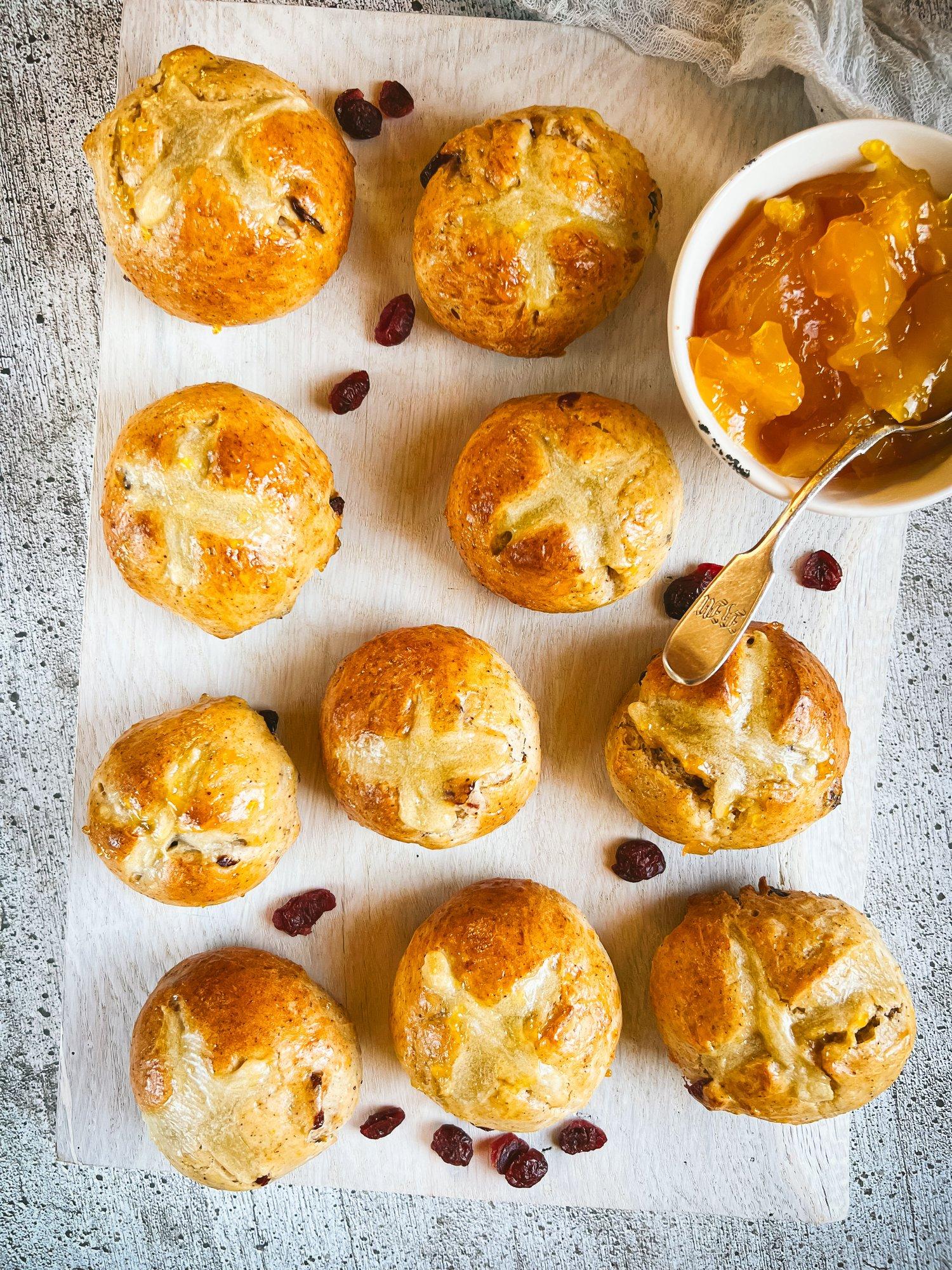 RETSEPTID | Küpsetame kevadpühadeks vürtsikaid ristisaiakesi ja mahlase porgandikoogi