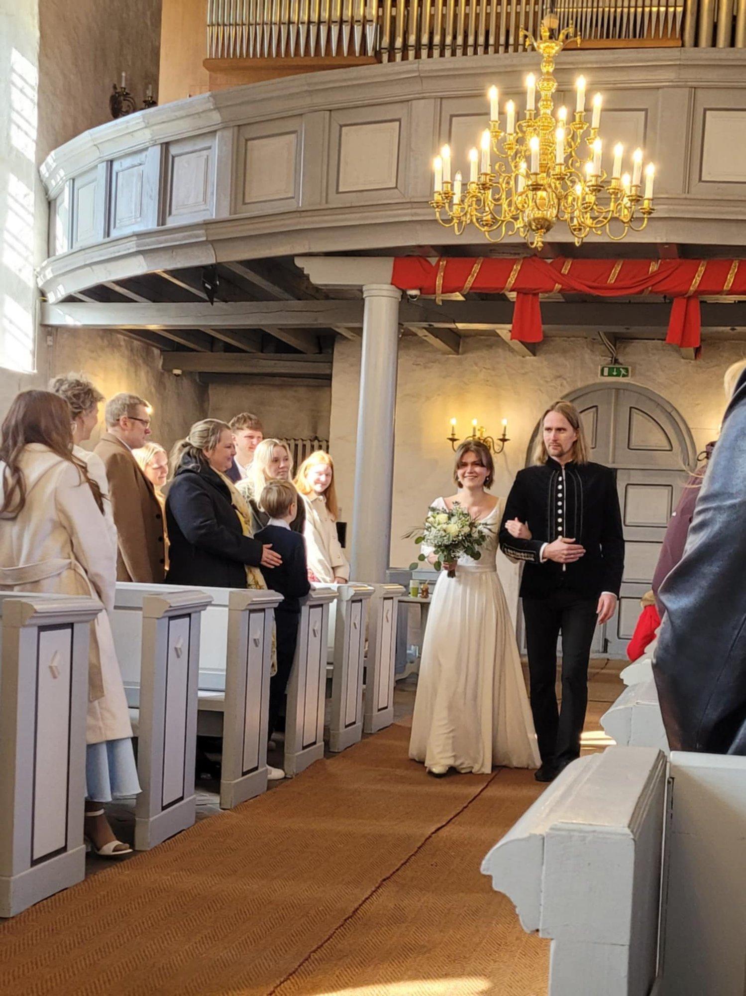 Silver Sepp saatis tütre altari ette: pulmapeo avavalsi asemel vihuti labajalatantsu