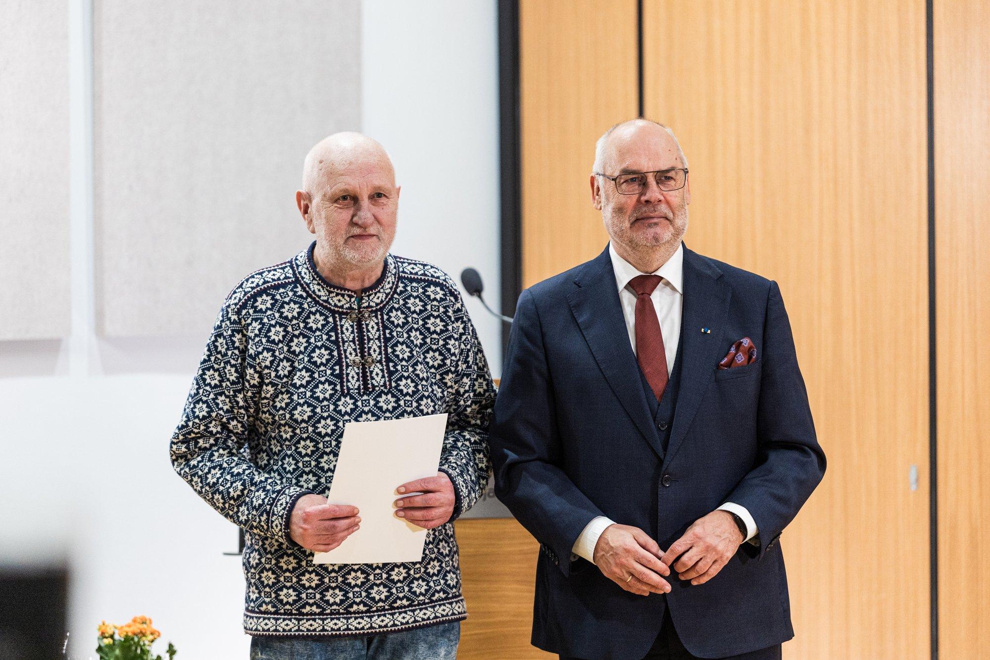 Maalehe lustlikud „Piibujutud“ ja nende koguja Heiki Maiberg said presidendilt rahvaluulepreemia