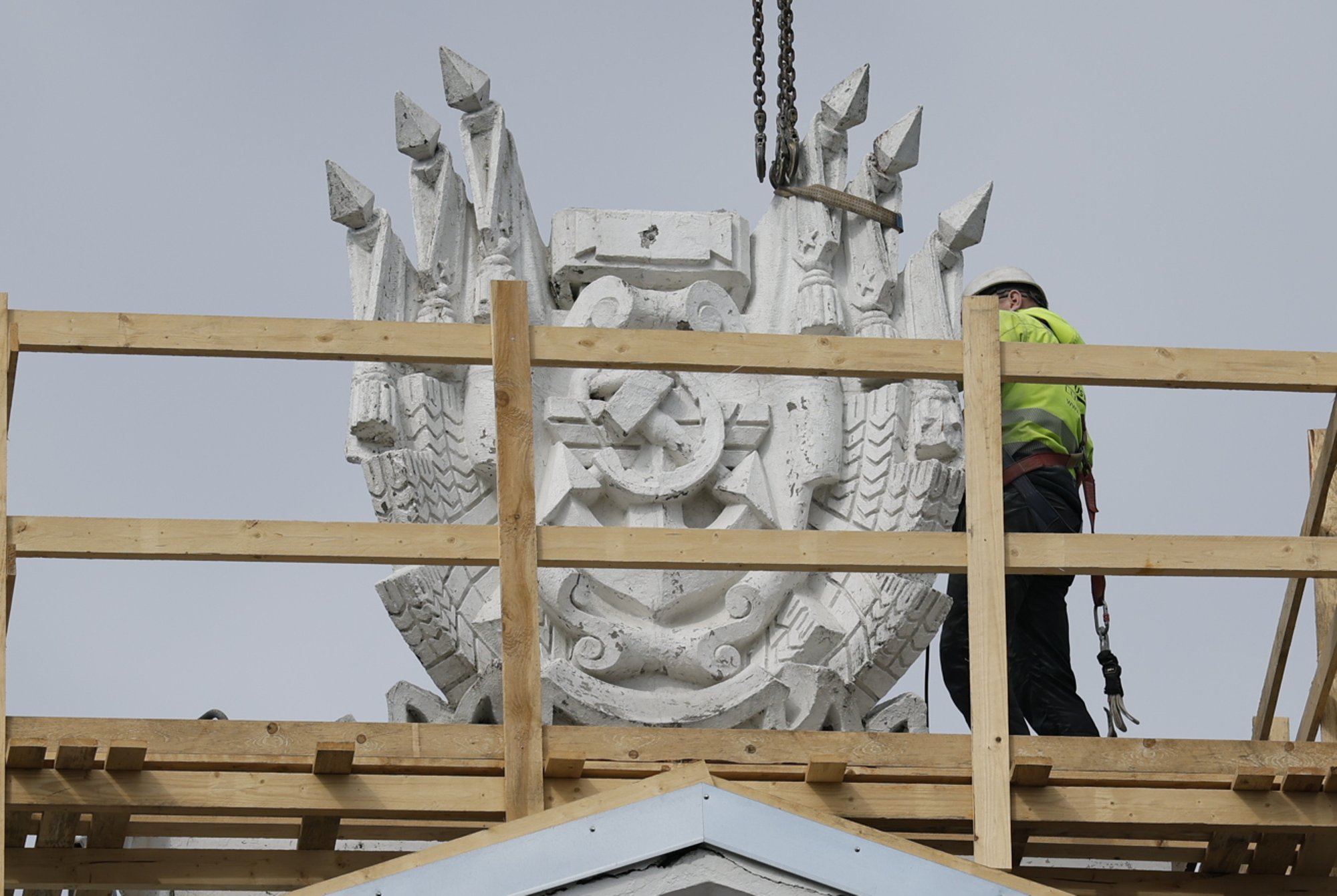 VIDEO ja FOTOD | Vene kultuurikeskuse fassaadilt eemaldatakse nõukogudeaegne vapp