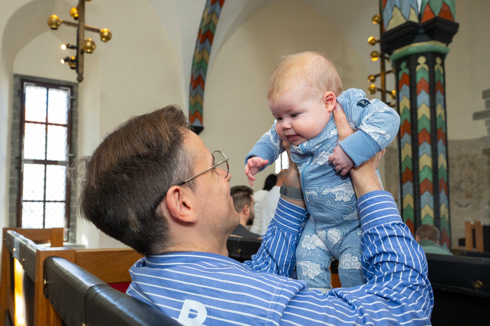 Tallinna linna armas tava: väiksed pealinlased saavad Raekojas pidulikult nimetunnistused