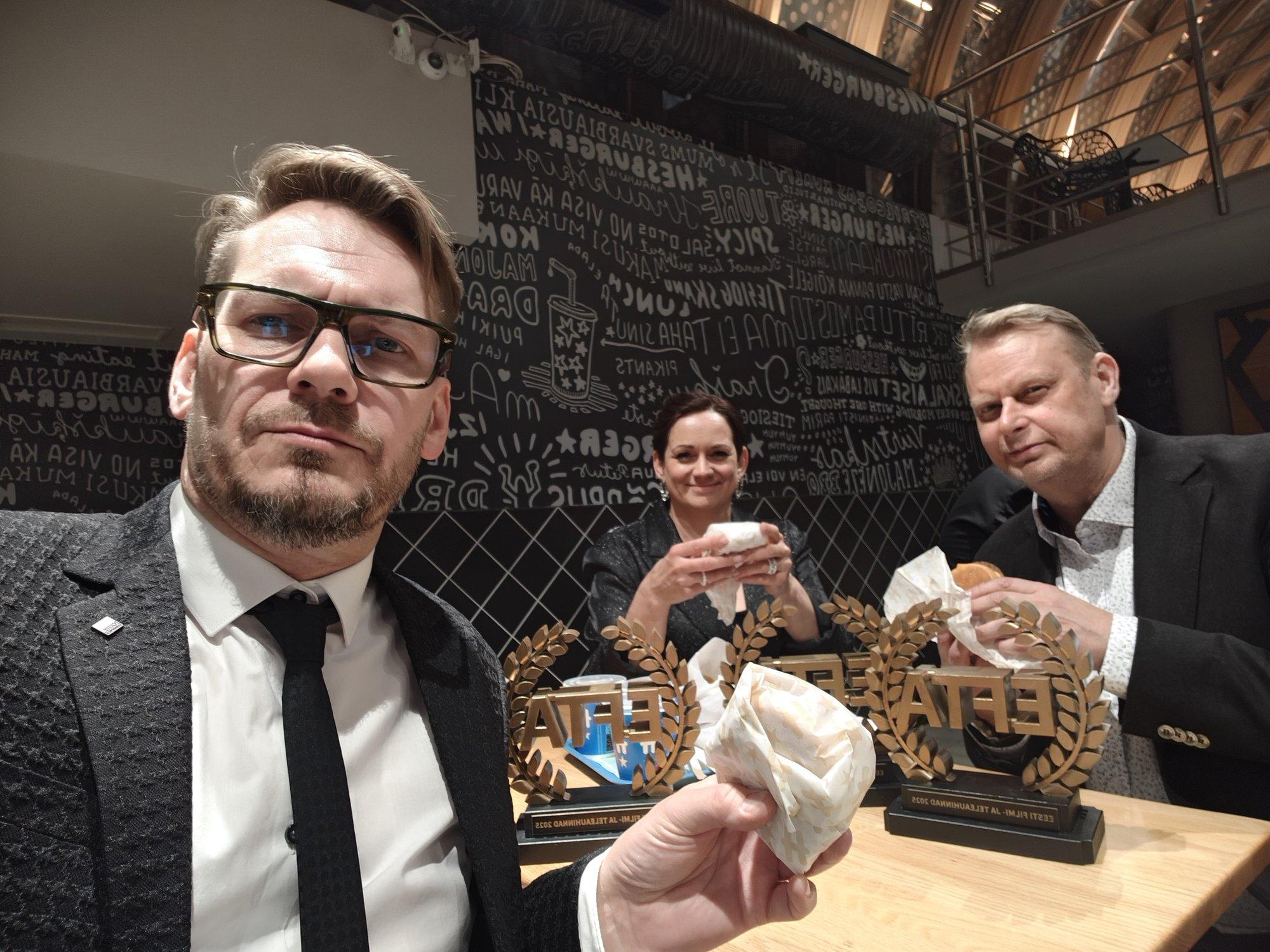 FOTOD | Järelpidu burksiputkas! Tuntud teletegijad suundusid pärast EFTA galat Hesburgerisse keha kinnitama