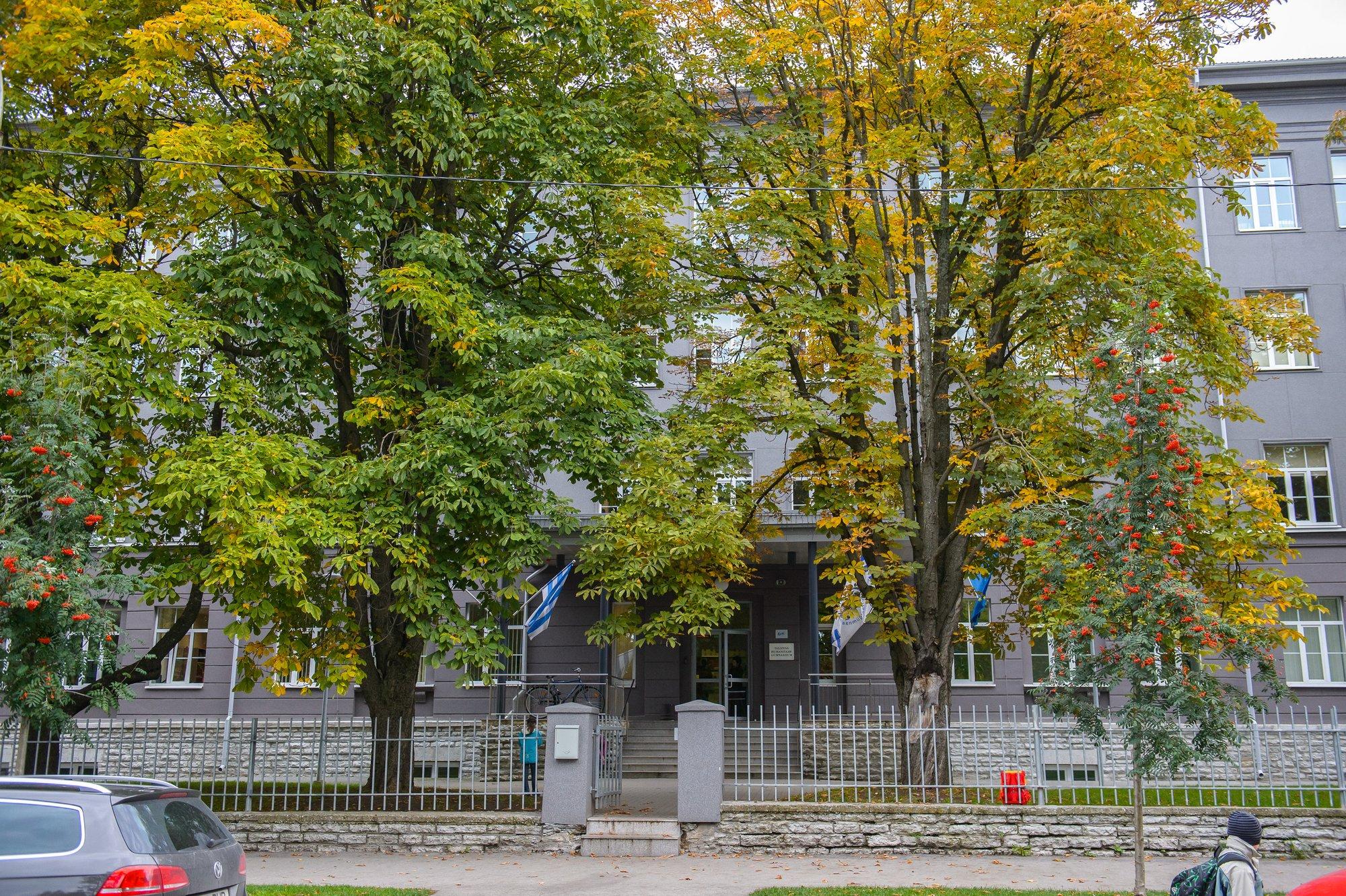 Tallinna koolis kukkus aknast alla 17-aastane noormees