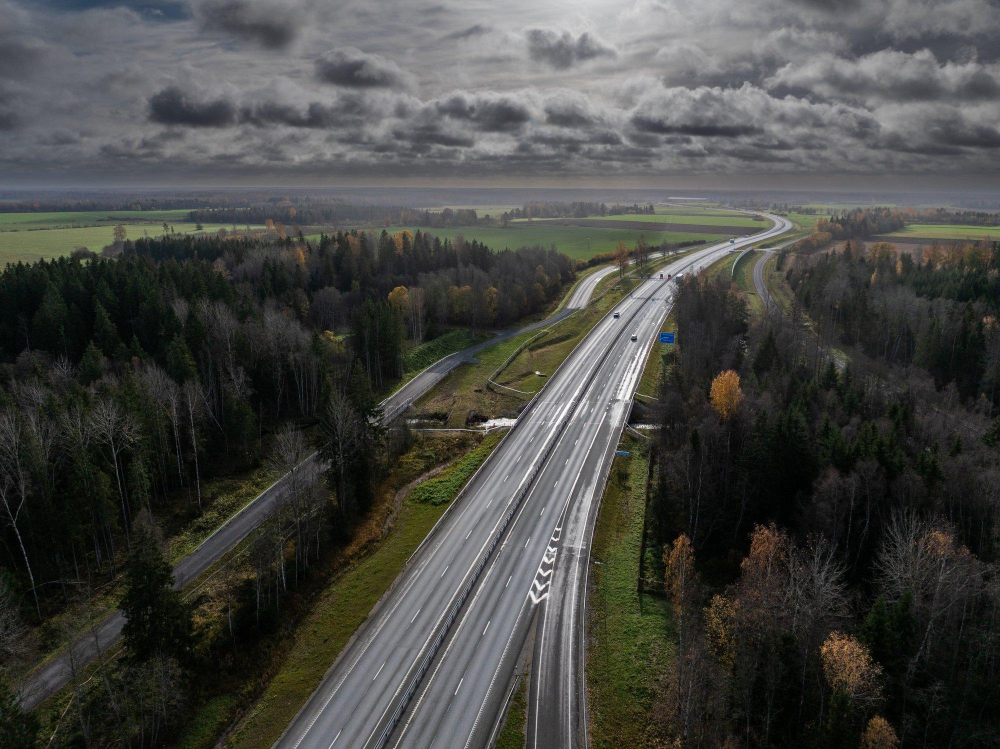 Eestil pole kohustust rajada neljarealisi maanteid, praegu puuduvad vahendid isegi teede nõuetele vastamisse viimiseks