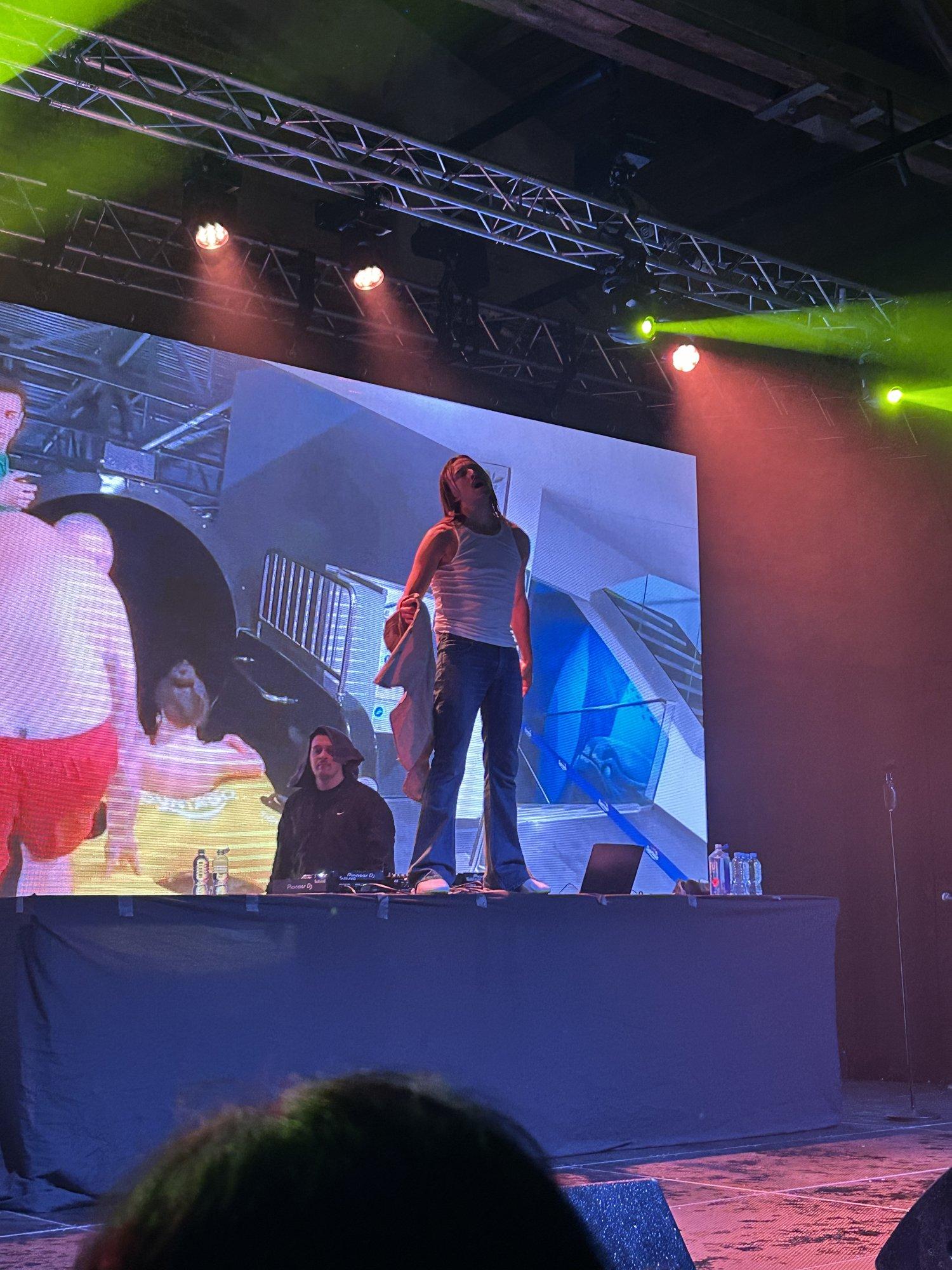 FOTOD JA VIDEO | Hullutas lätlasi! Eurolaulik Tommy Cash andis Riia publikule võimsa sõu