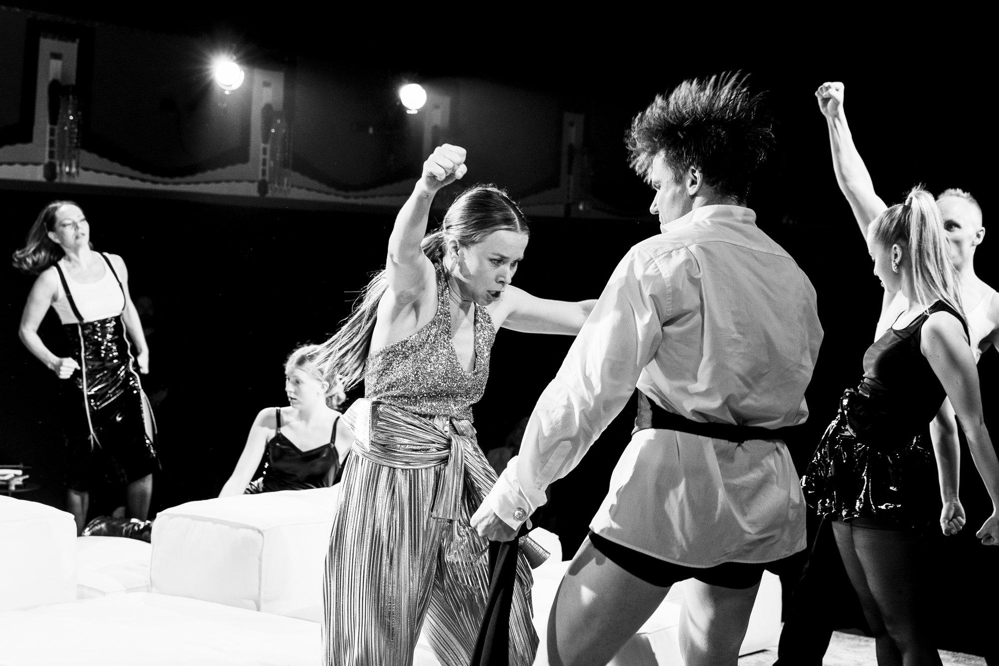 ARVUSTUS | Draamateatri uuslavastus „Eneseabiõpik“ – raju nagu NBA korvpall