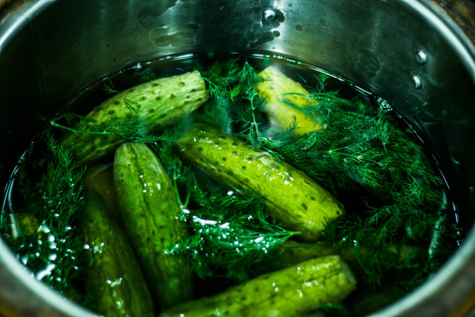 RETSEPT | Krõmpsuta terviseks! Kiirsoolatud kurgid karulauguga - pane täna hakkama ja saad nädalavahetusel juba nautida