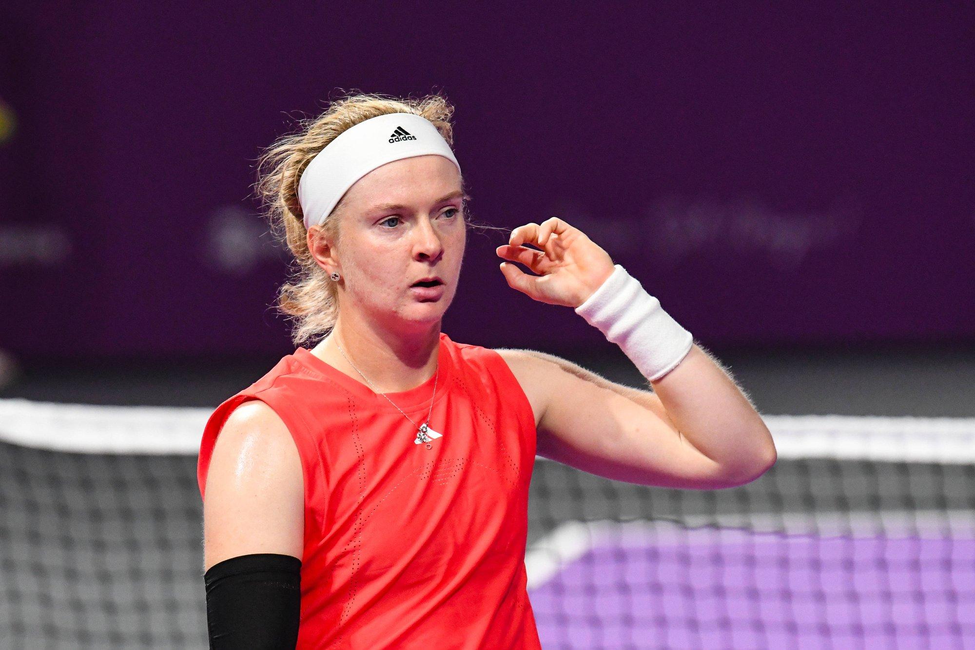 VIDEO | Haruldase geneetilise haigusega Briti tennisist kukkus WTA turniiril kokku ning lahkus väljakult ratastoolis