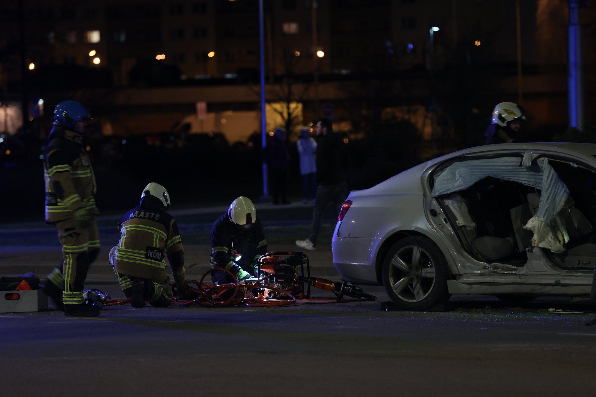 FOTOD | Tallinnas põrkasid kokku kolm autot, üks inimene viidi haiglasse