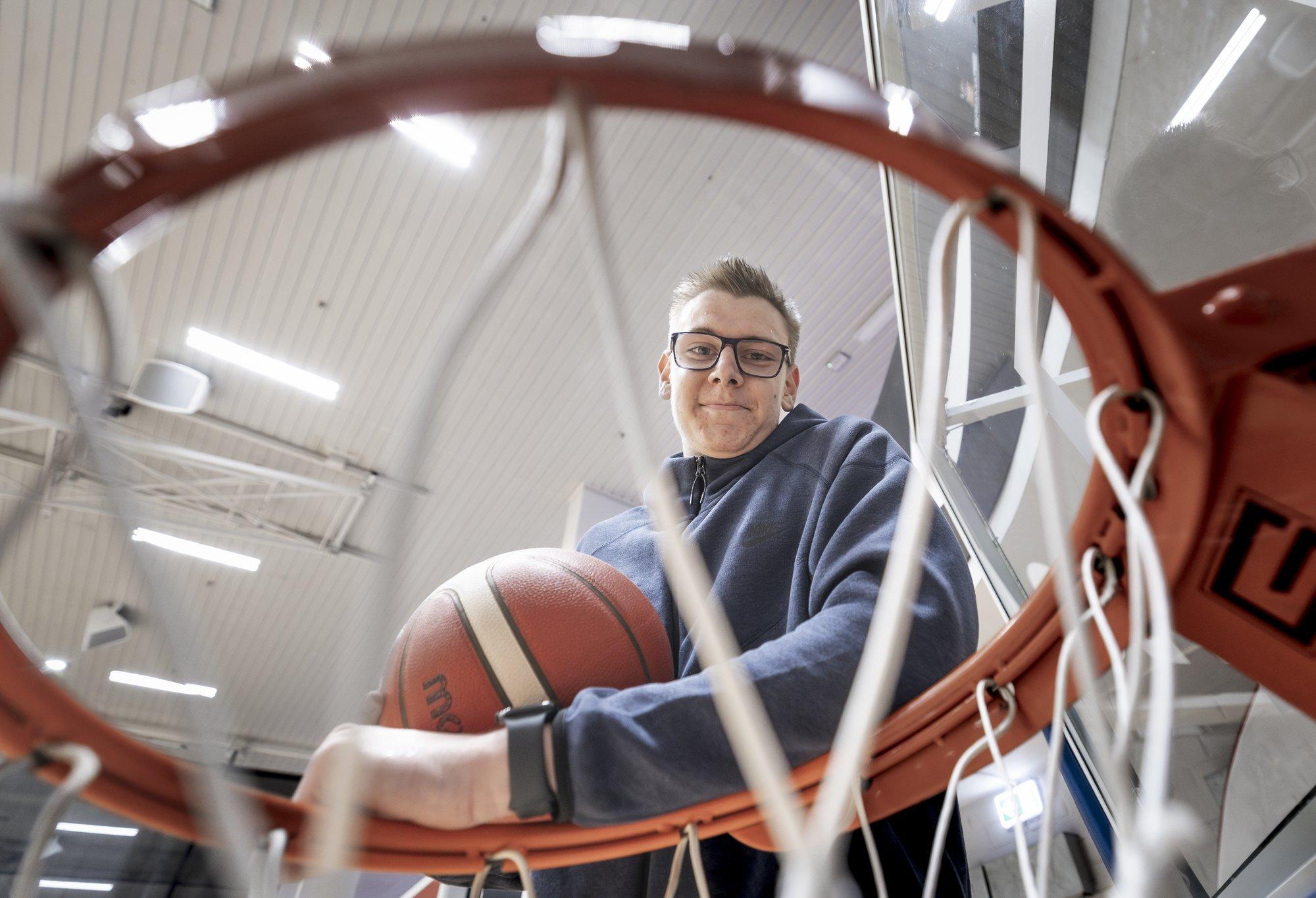 Korvpallur Simm-Marten Saadi mõtles USA-sse minnes spordile ja haridusele. „Nüüd kerivad summad nii ulmeliseks, et rahast ei saa üle ega ümber“