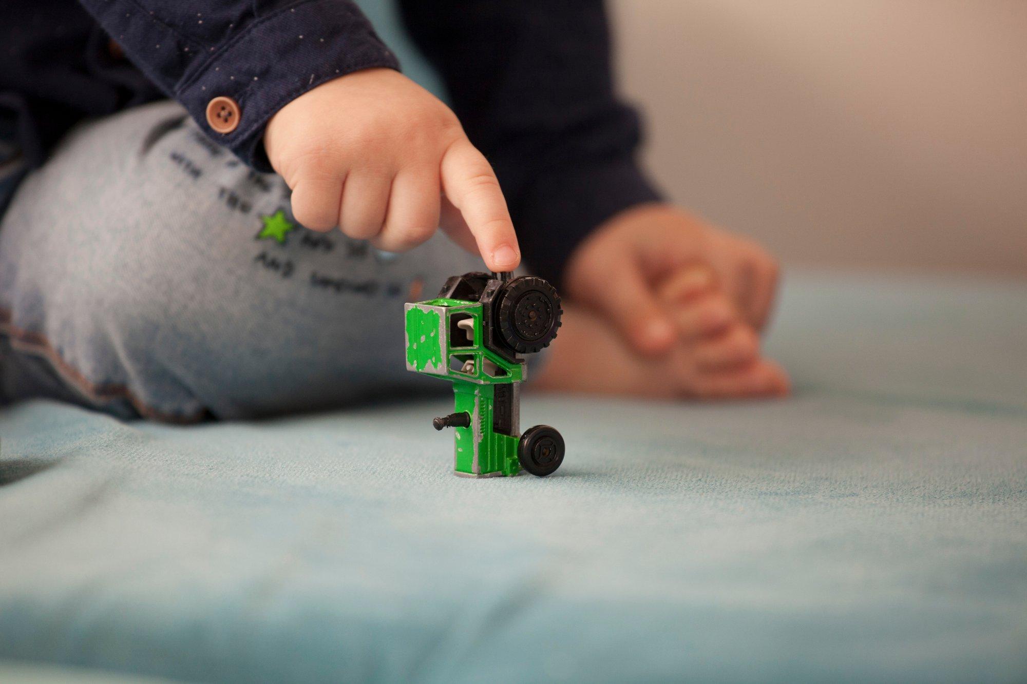 Iga vanema suurim hirm. Suunamudija pea 2-aastane laps suri, sest talle kukkus peale raske peegel