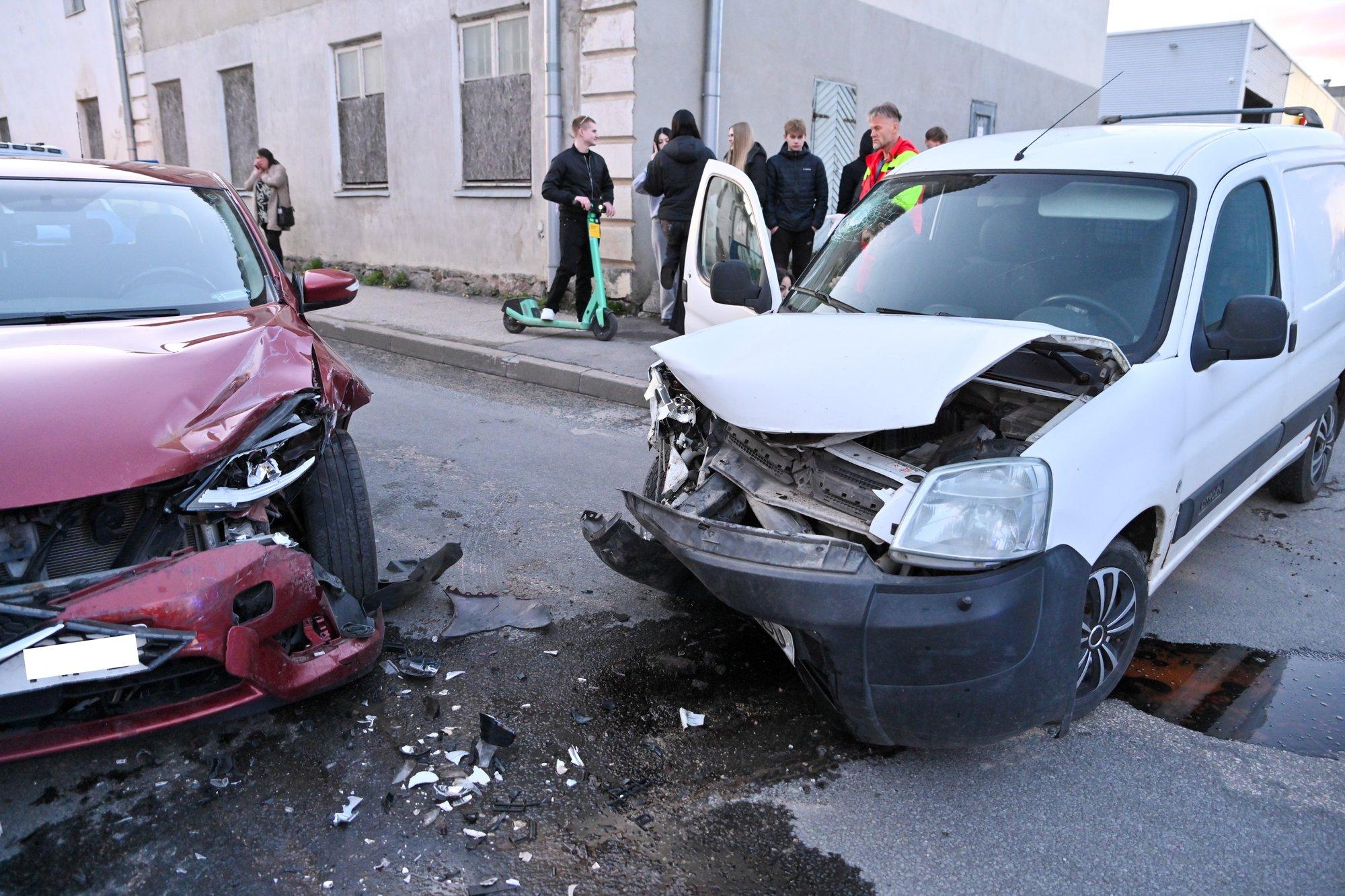 FOTOD | Joobes juht põhjustas Viljandis liiklusõnnetuse, kaks inimest viidi haiglasse kontrolli