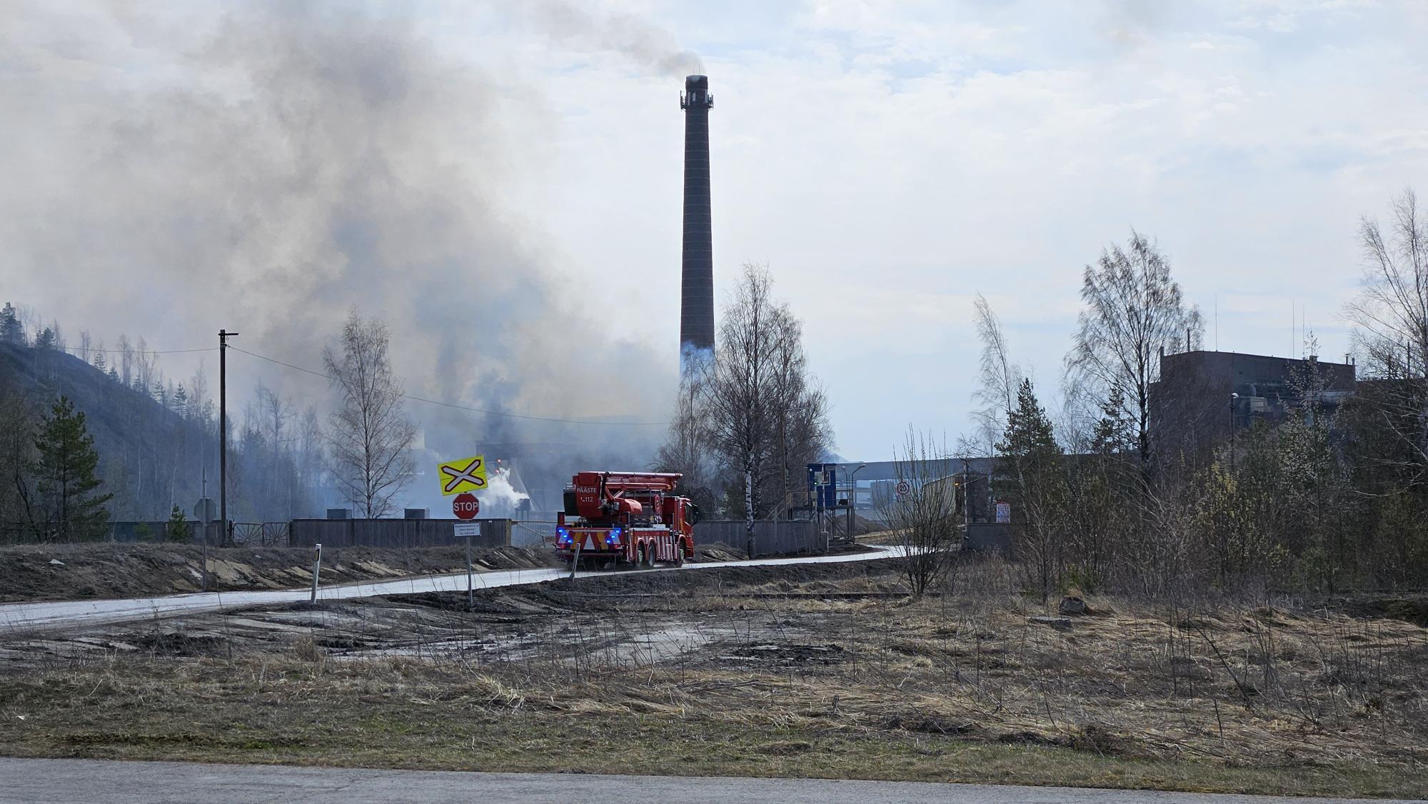 VIDEO JA FOTOD | Kiviõli keemiatööstuses on põleng. Tuld on võtnud lisaks lintkonveierile ka ühe hoone välisfassaad