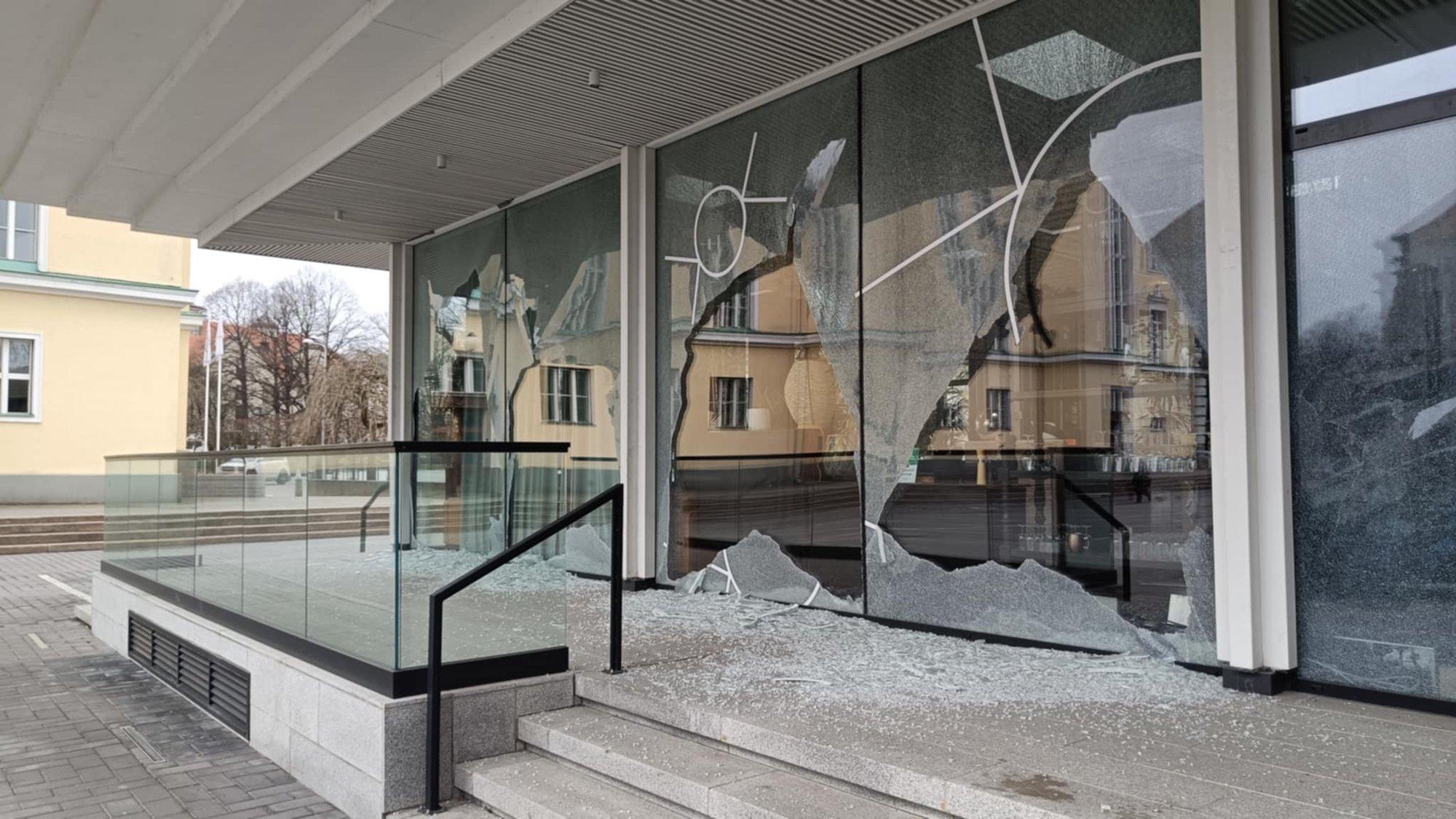 FOTOD | Öösel lõhuti Tammsaare pargi paviljoni aknad, kahju on ligi 100 000 eurot