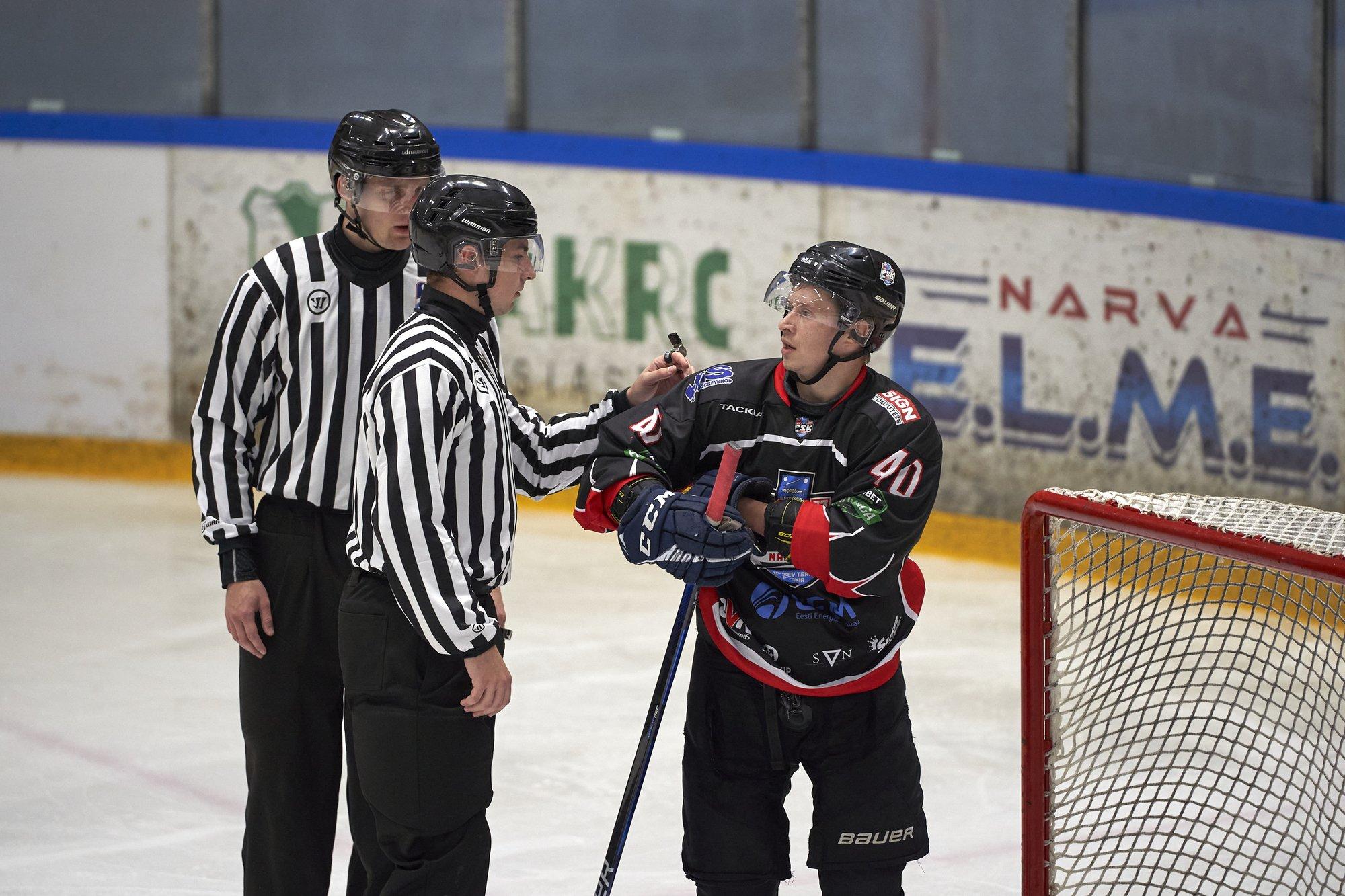 VIDEO | Eesti hokiliiga finaalis puhkes massirüselus, rusikatega peksti ka maaslamajat