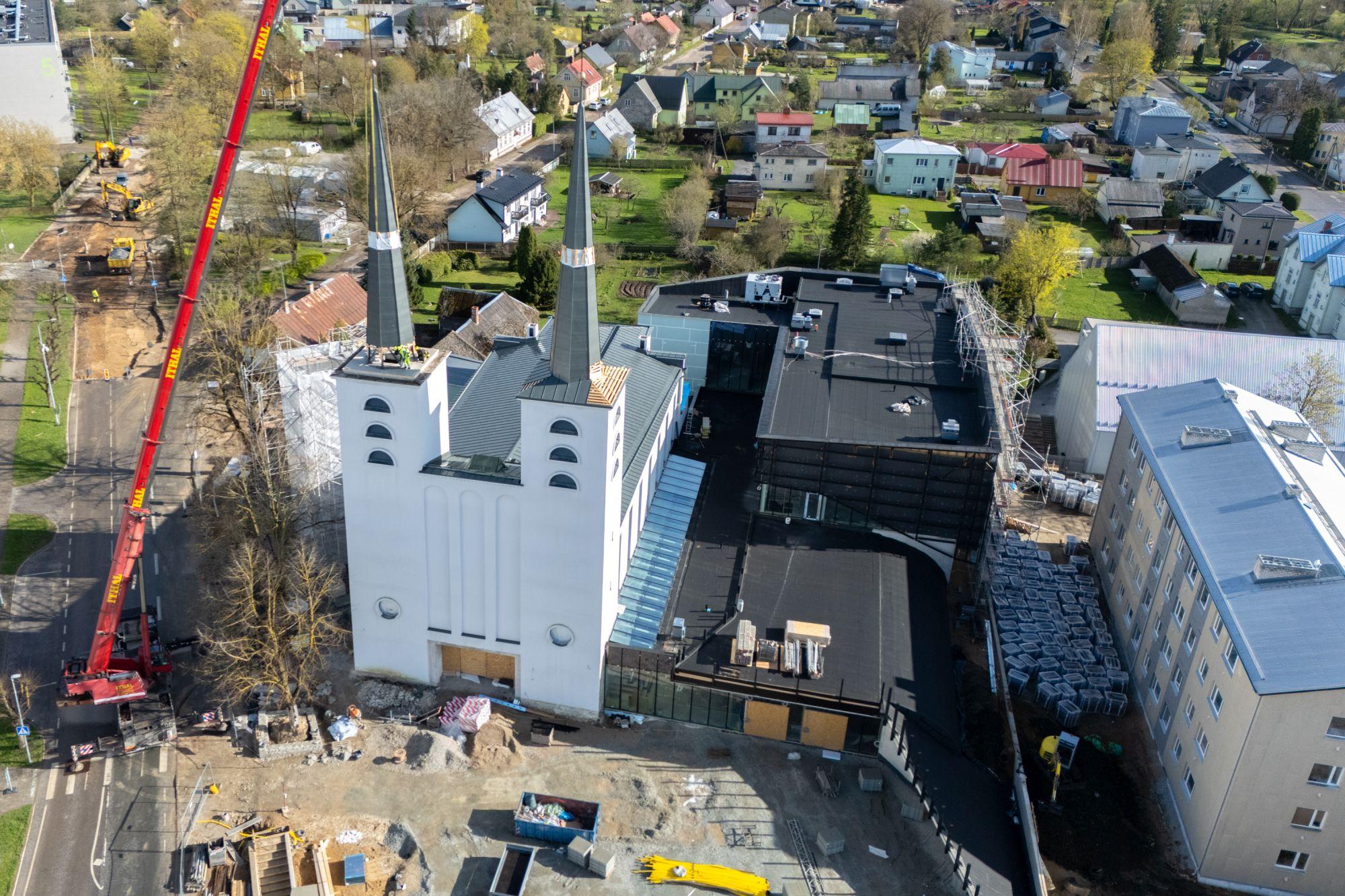 VIDEO | Rakvere endine kirik sai 85 aastat peale valmimist viimaks tornikiivri, täna valmib seal Ukuaru muusikamaja