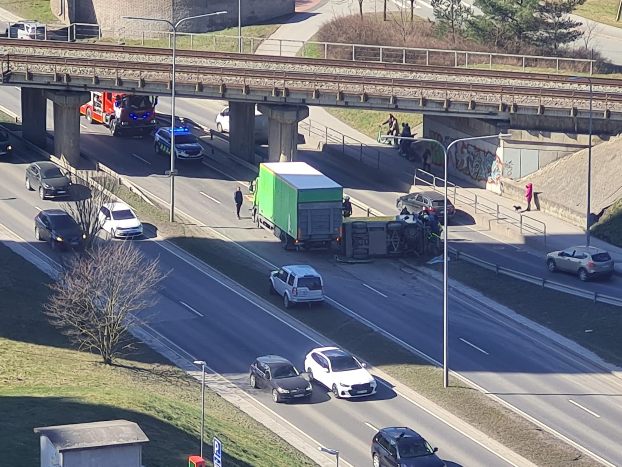 FOTOD | Tammsaare teel Mustamäe suunal on autode kokkupõrke tõttu liiklus oluliselt häiritud