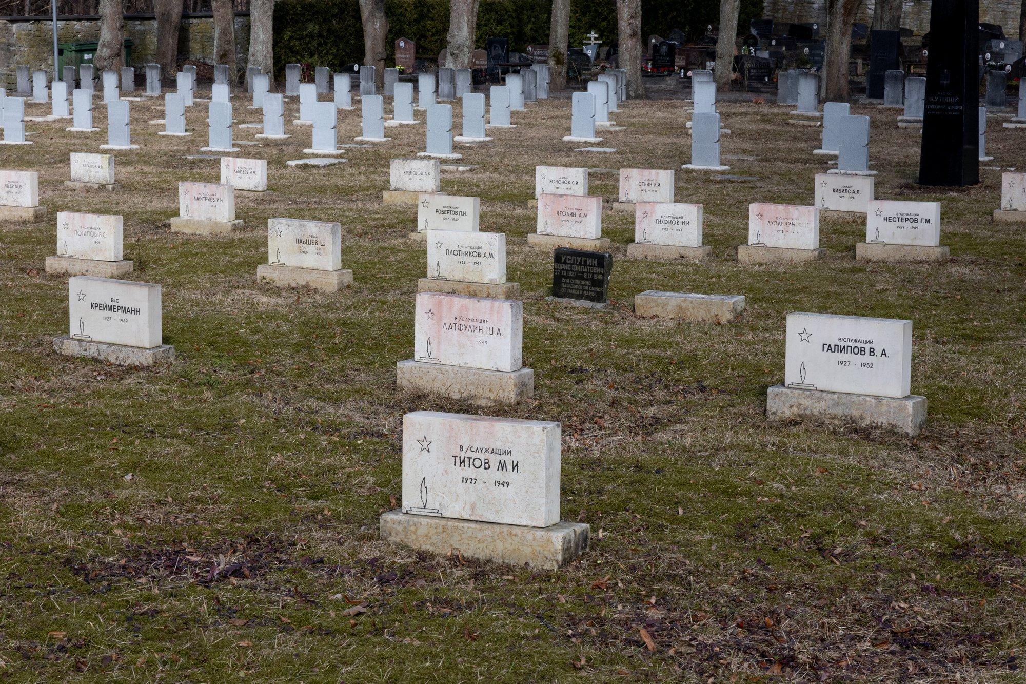 Välisministeerium lükkas ümber Venemaa süüdistused sõjahaudade rikkumise kohta. Hauakividel kasvab kõigest vetikas